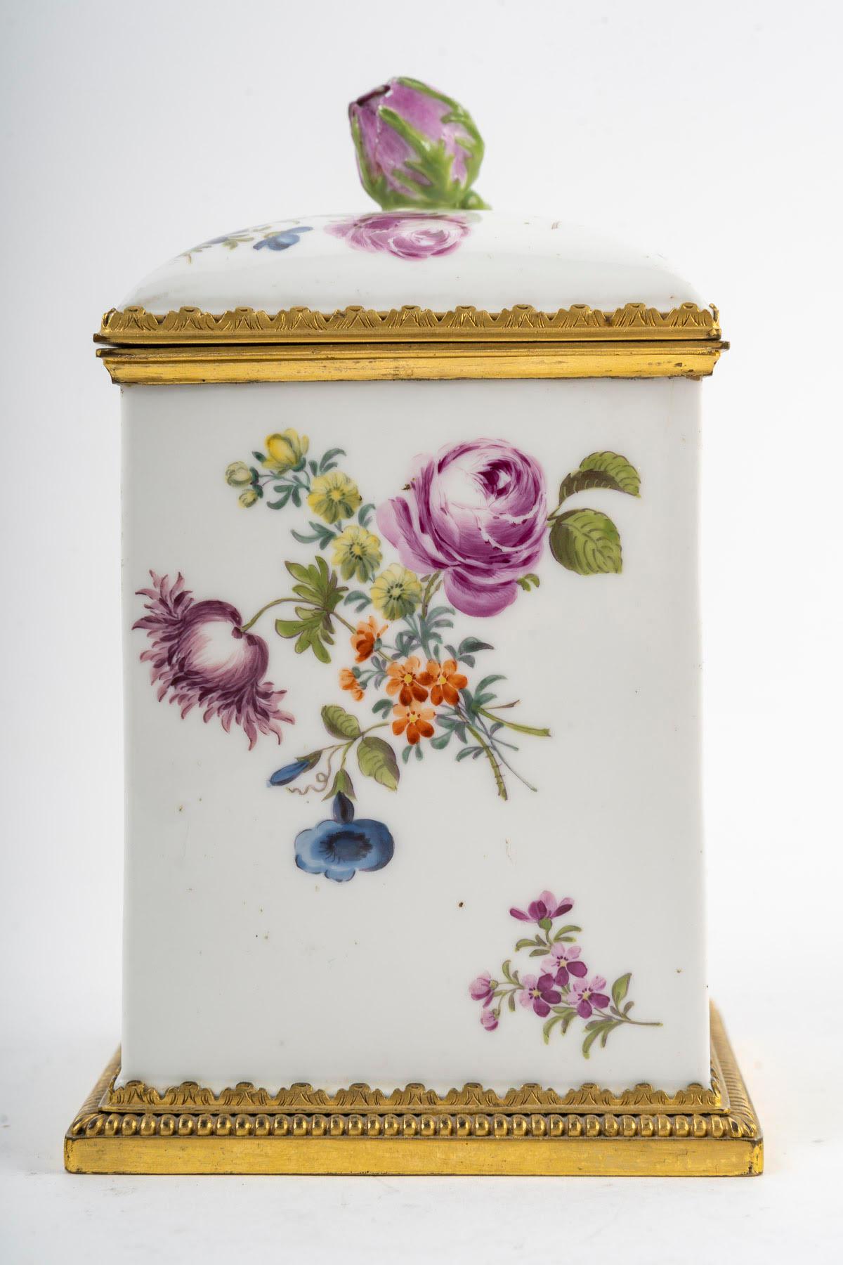 Fino al XVIII secolo Scatola di Meissen Porcelain del XVIII secolo, periodo Luigi XV. in vendita