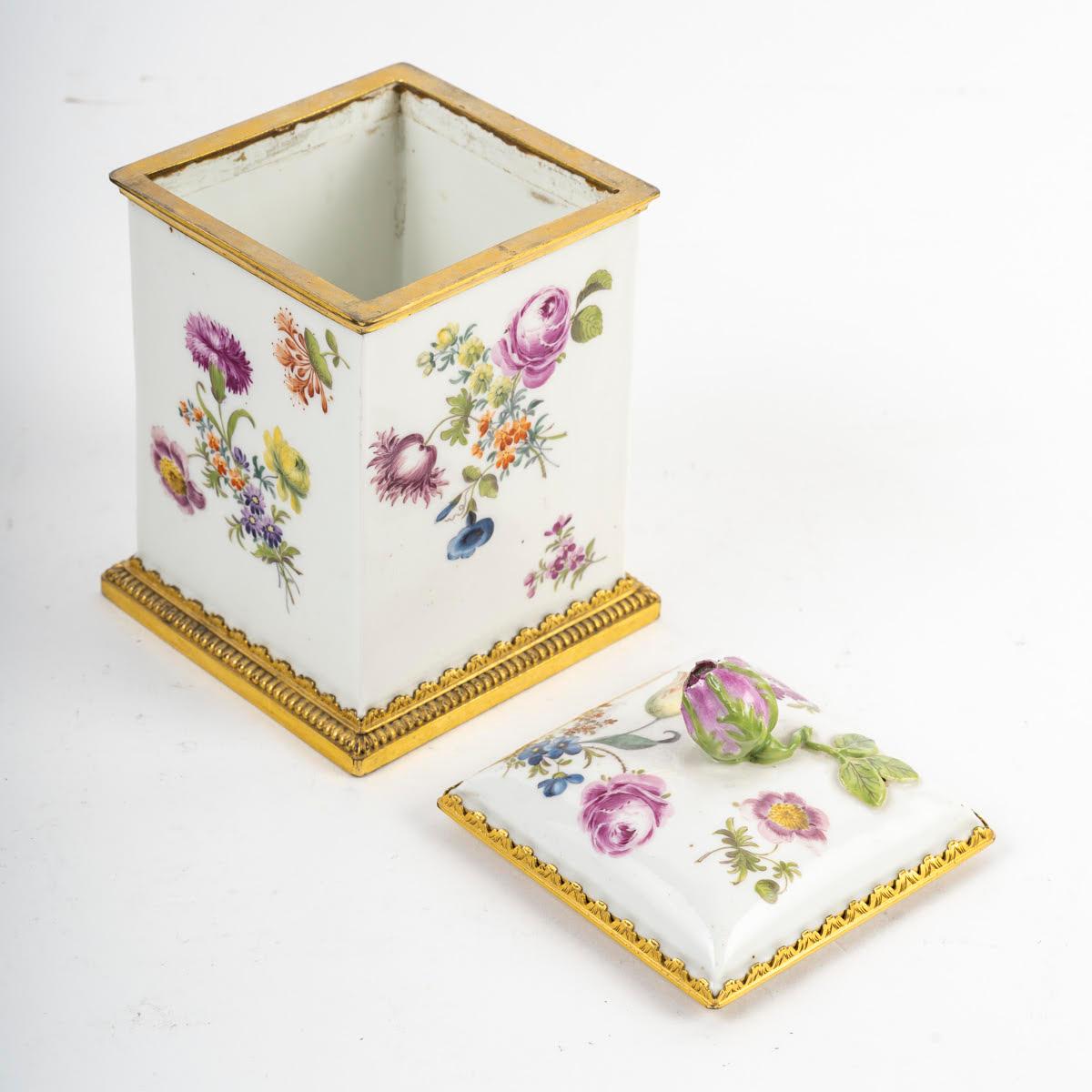 Porcellana Scatola di Meissen Porcelain del XVIII secolo, periodo Luigi XV. in vendita