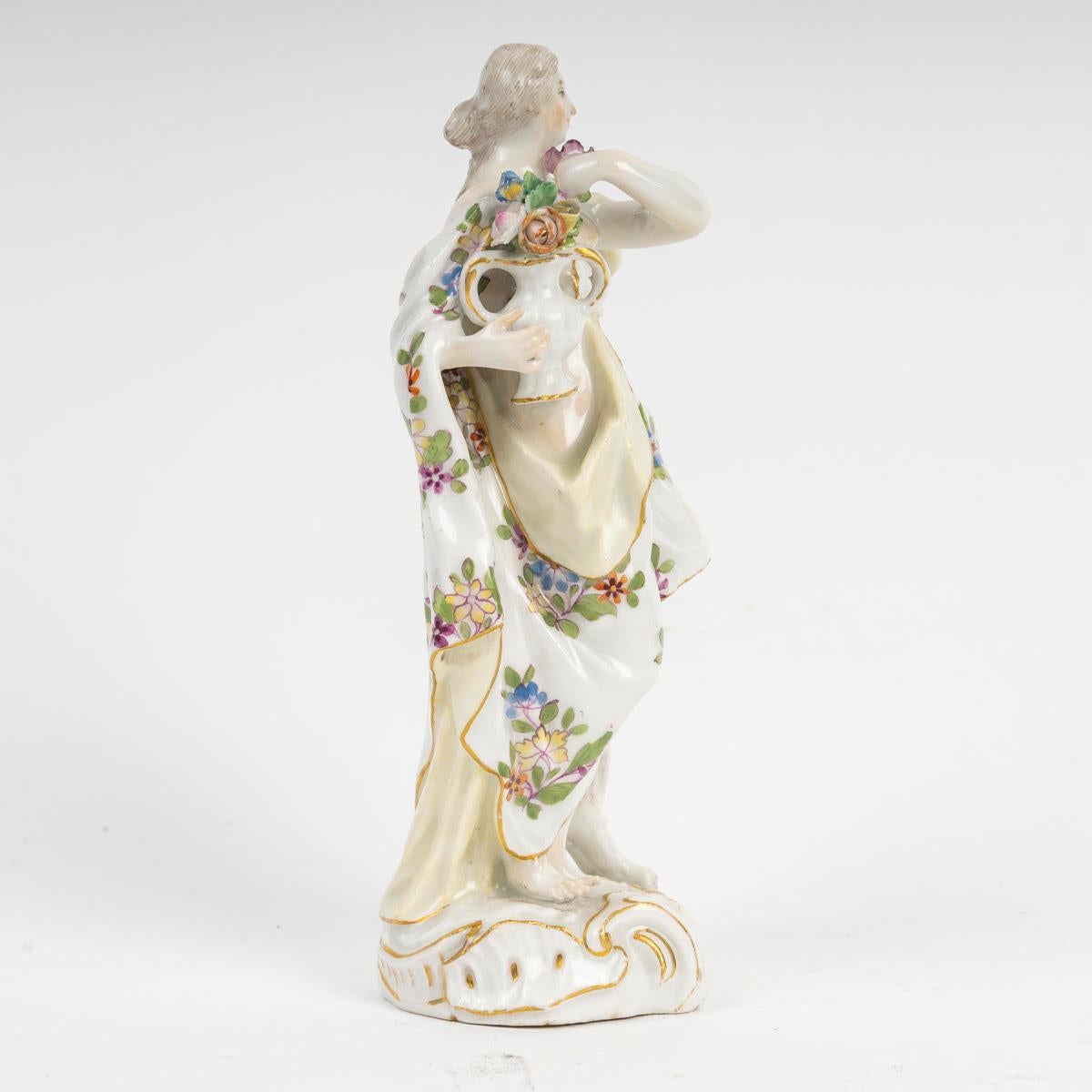 Tedesco Scultura in porcellana di Meissen Porcelain del XVIII secolo raffigurante una donna elegante, periodo Luigi XV in vendita