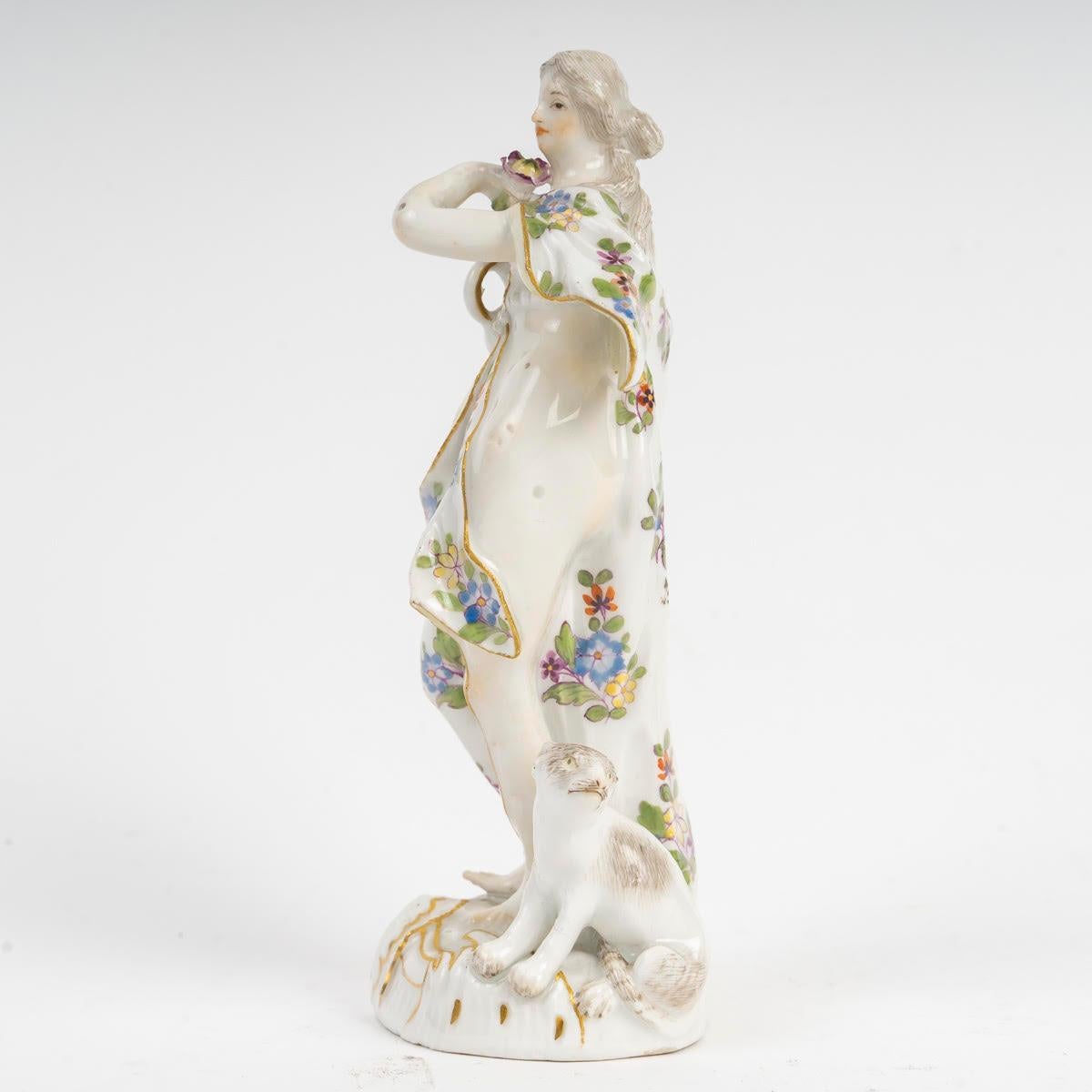 Fino al XVIII secolo Scultura in porcellana di Meissen Porcelain del XVIII secolo raffigurante una donna elegante, periodo Luigi XV in vendita