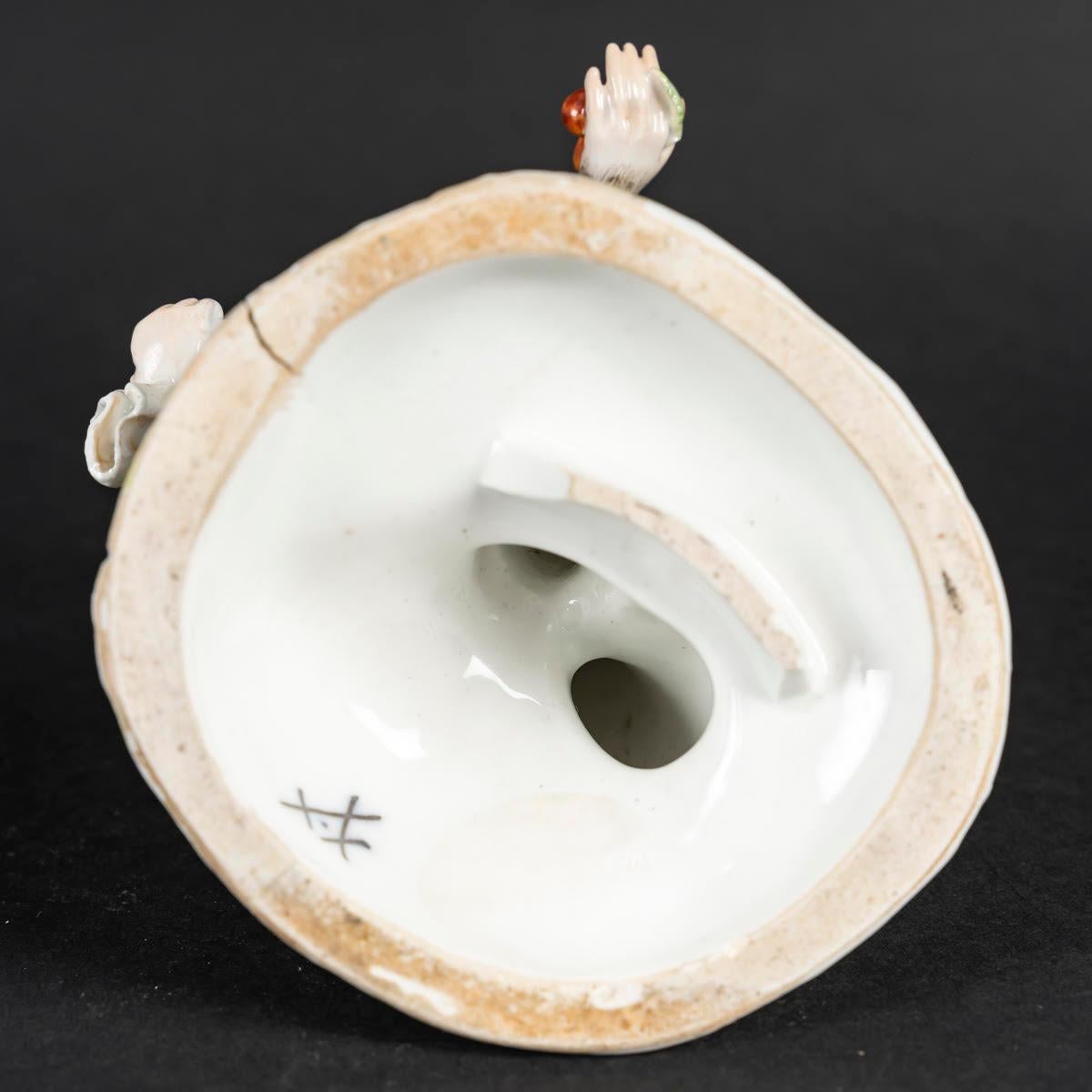 Un soggetto in porcellana di Meissen del XVIII secolo raffigurante una scimmia e il suo piccolo. in vendita 3