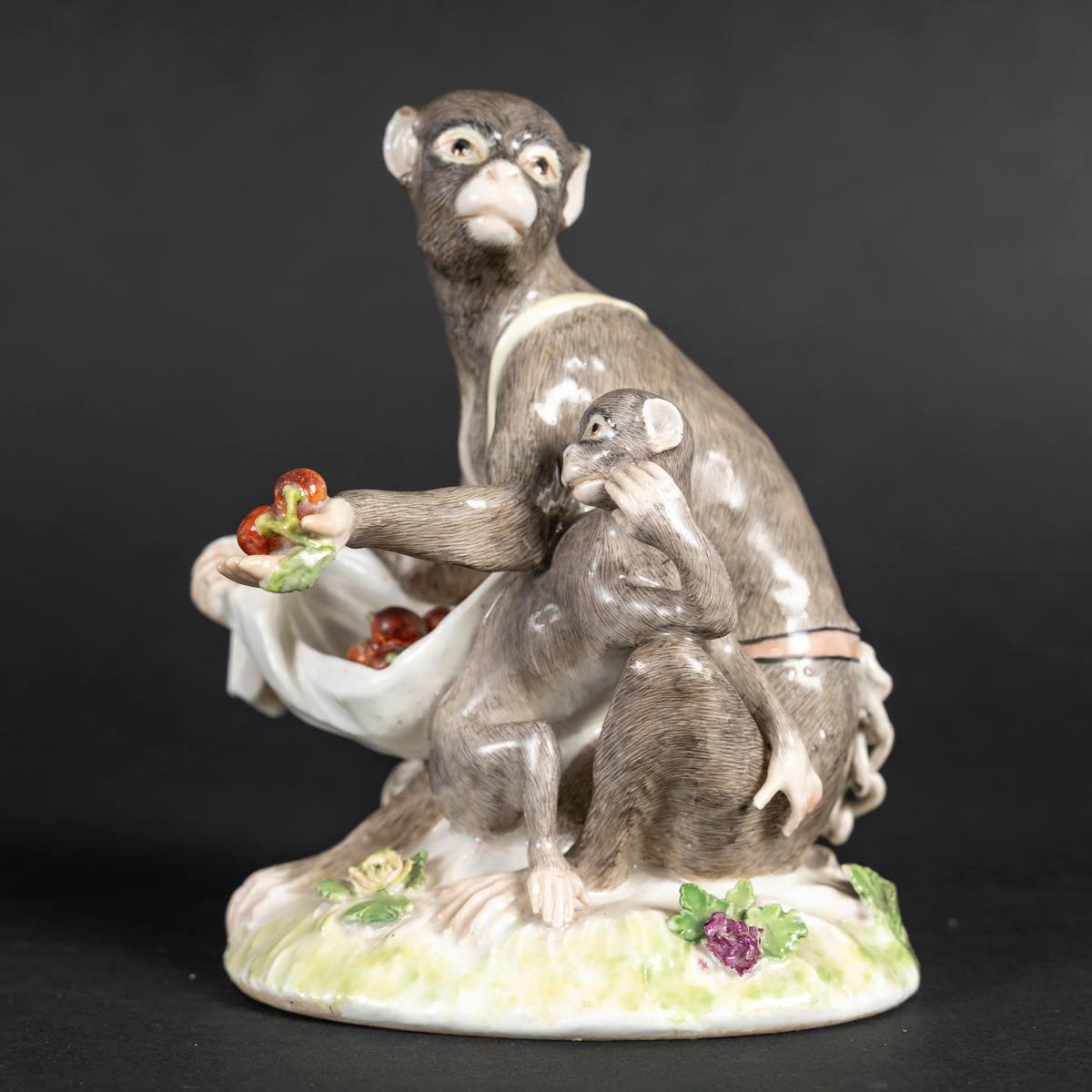 Un soggetto in porcellana di Meissen del XVIII secolo che rappresenta una scimmia e i suoi piccoli.

Un soggetto in porcellana di Meissen del XVIII secolo, circa 1760, raffigurante una scimmia e i suoi piccoli.
H: 15 cm, L: 13 cm, P: 10 cm.