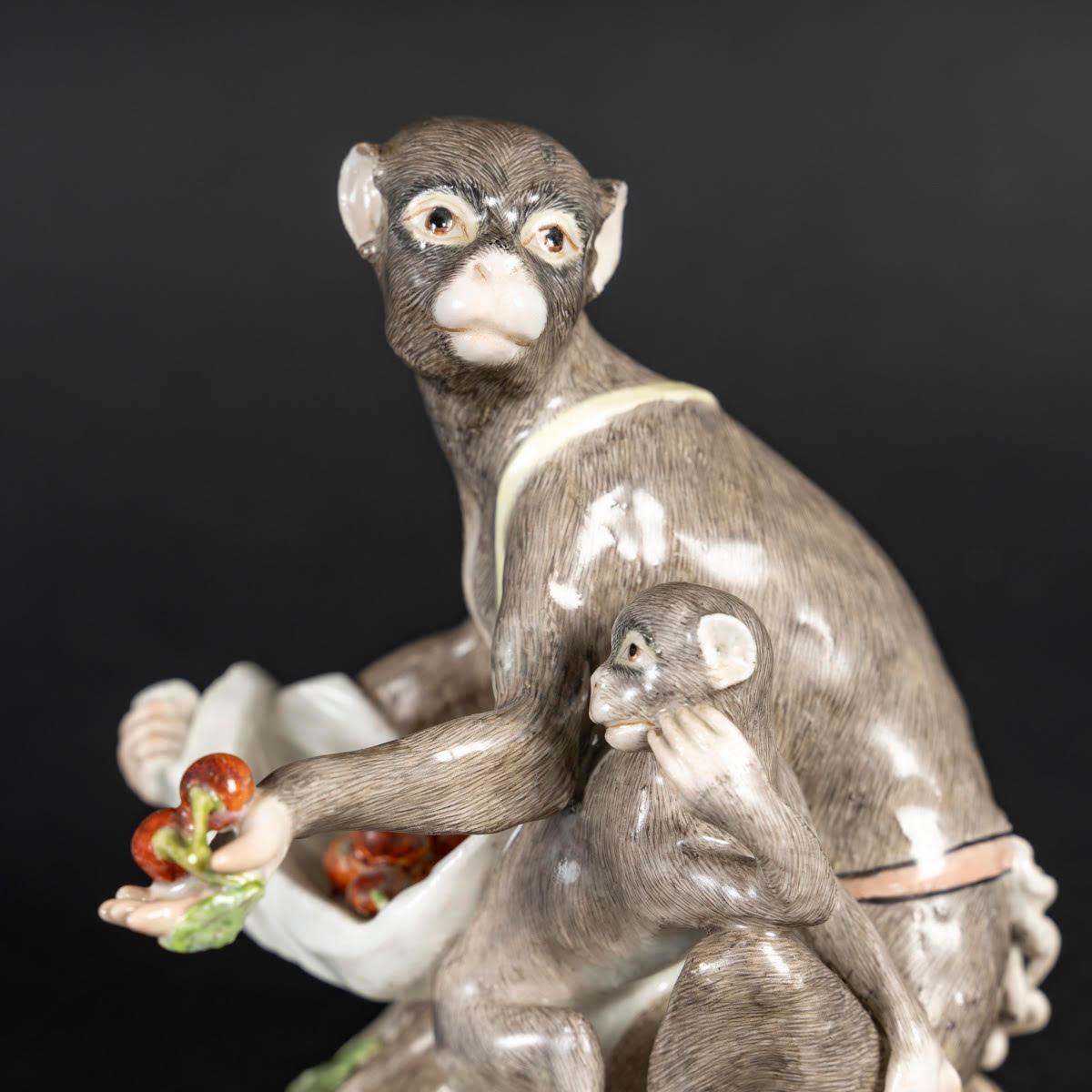 Tedesco Un soggetto in porcellana di Meissen del XVIII secolo raffigurante una scimmia e il suo piccolo. in vendita