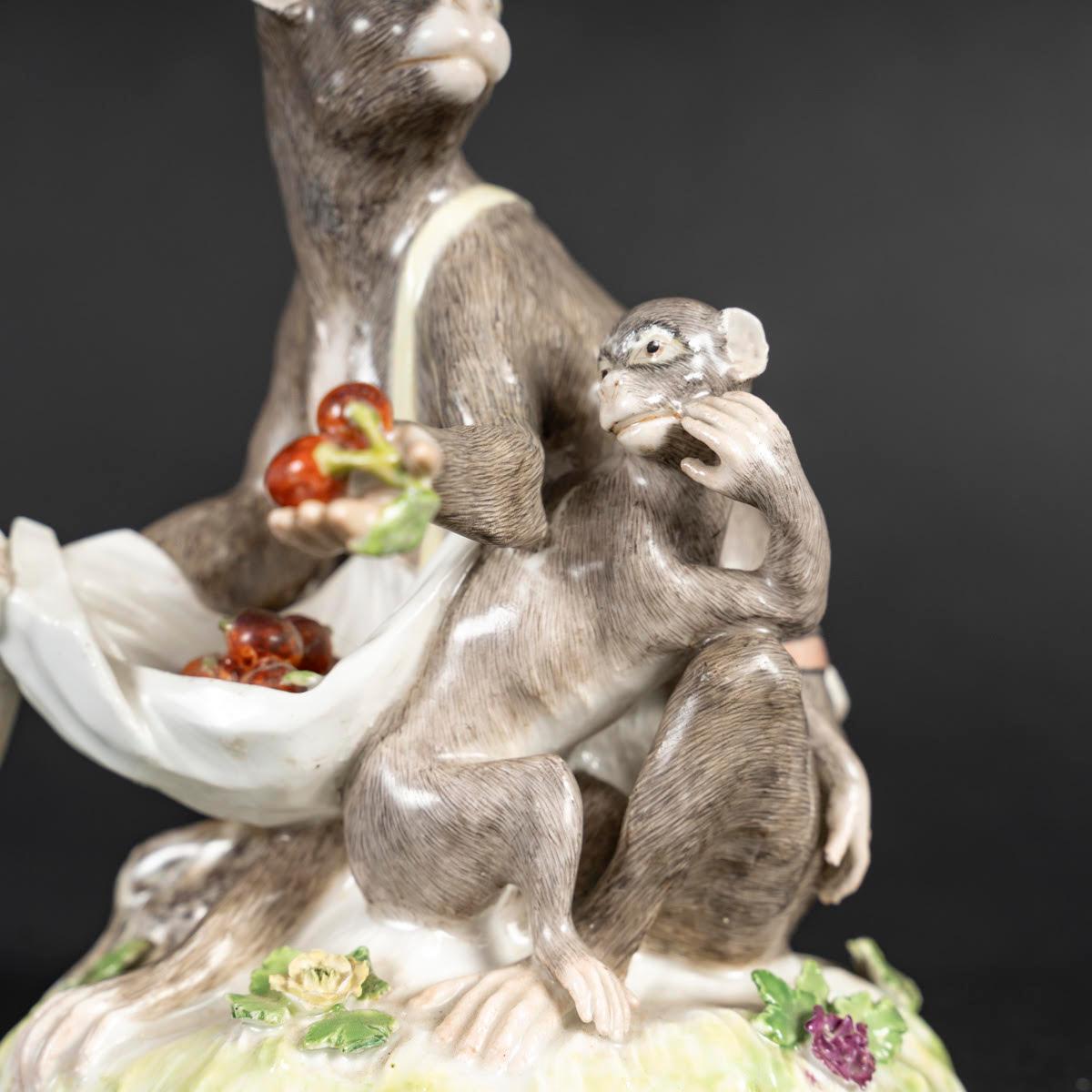 Un soggetto in porcellana di Meissen del XVIII secolo raffigurante una scimmia e il suo piccolo. In condizioni buone in vendita a Saint-Ouen, FR