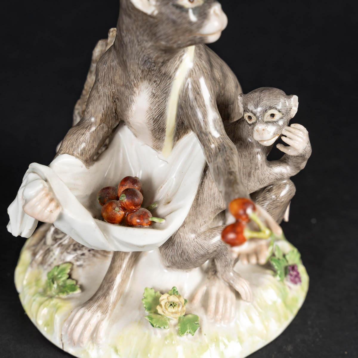 Fino al XVIII secolo Un soggetto in porcellana di Meissen del XVIII secolo raffigurante una scimmia e il suo piccolo. in vendita