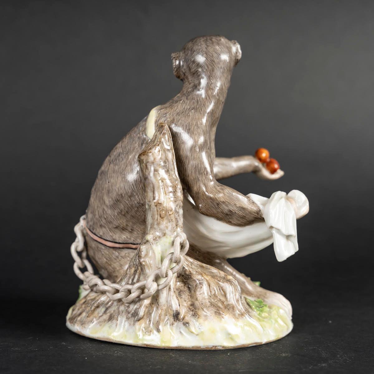 Porcellana Un soggetto in porcellana di Meissen del XVIII secolo raffigurante una scimmia e il suo piccolo. in vendita