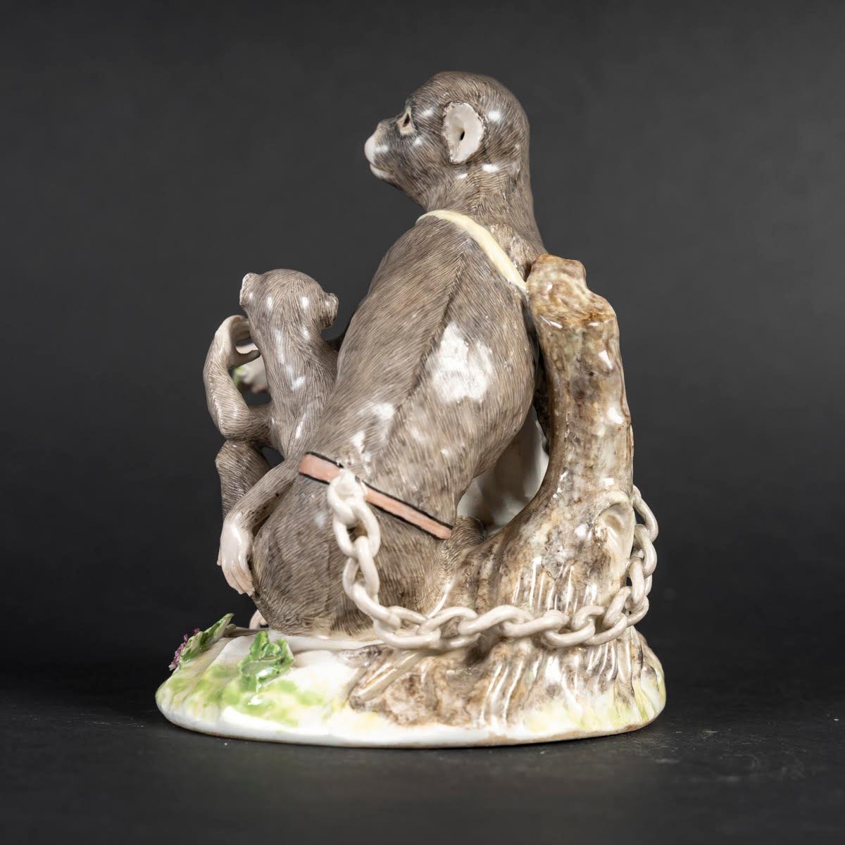 Un soggetto in porcellana di Meissen del XVIII secolo raffigurante una scimmia e il suo piccolo. in vendita 1