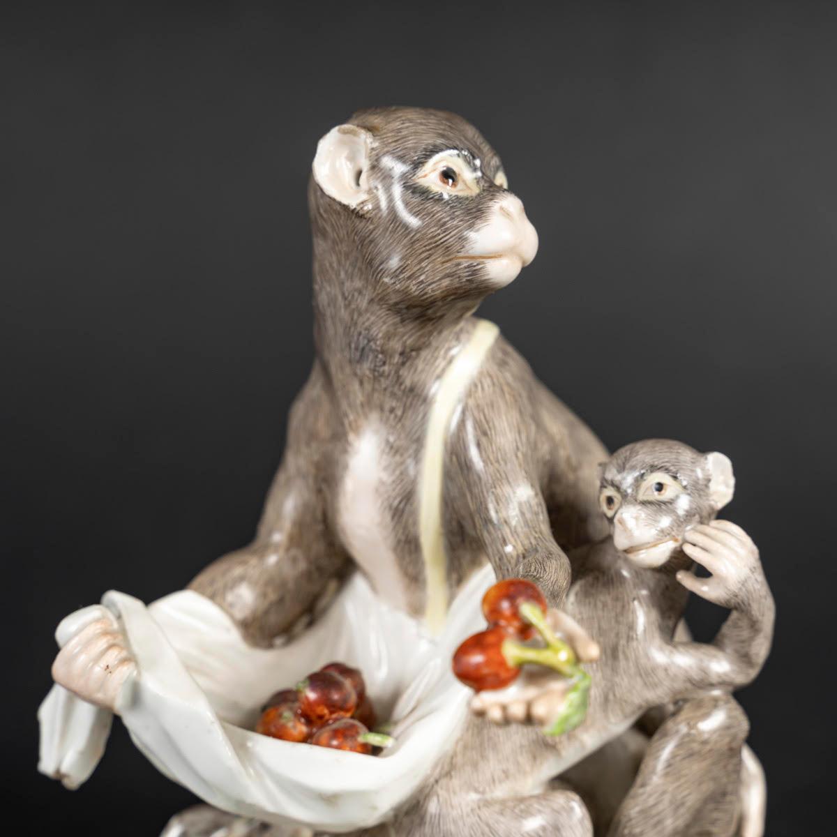Un soggetto in porcellana di Meissen del XVIII secolo raffigurante una scimmia e il suo piccolo. in vendita 2