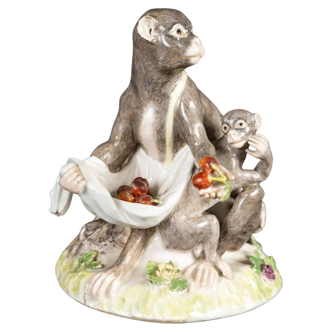 Un soggetto in porcellana di Meissen del XVIII secolo raffigurante una scimmia e il suo piccolo.