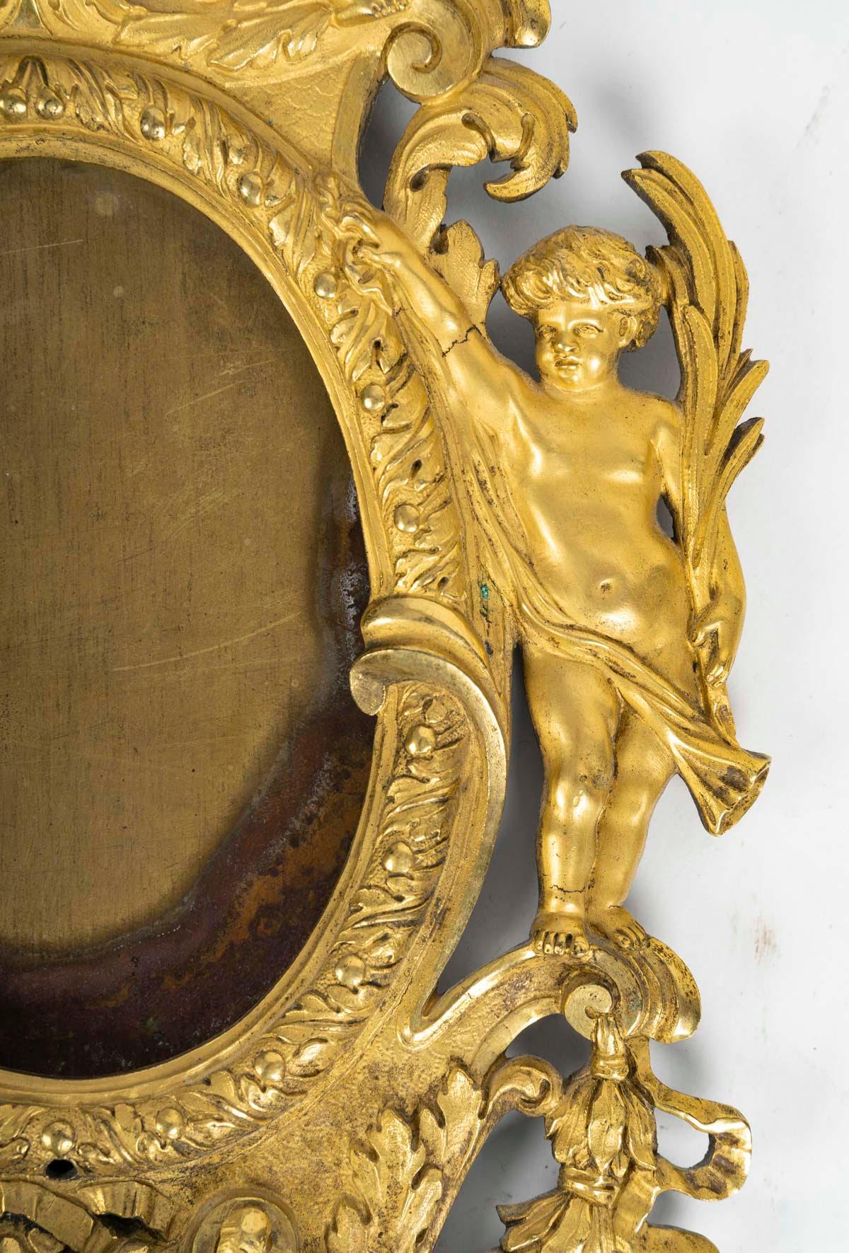 Estuche y marco de fotos de bronce dorado al mercurio del siglo XVIII.

Estuche y marco de fotos de bronce dorado al mercurio del siglo XVIII, Luis XV.
Alto: 31 cm, Ancho: 20 cm, Fondo: 4 cm