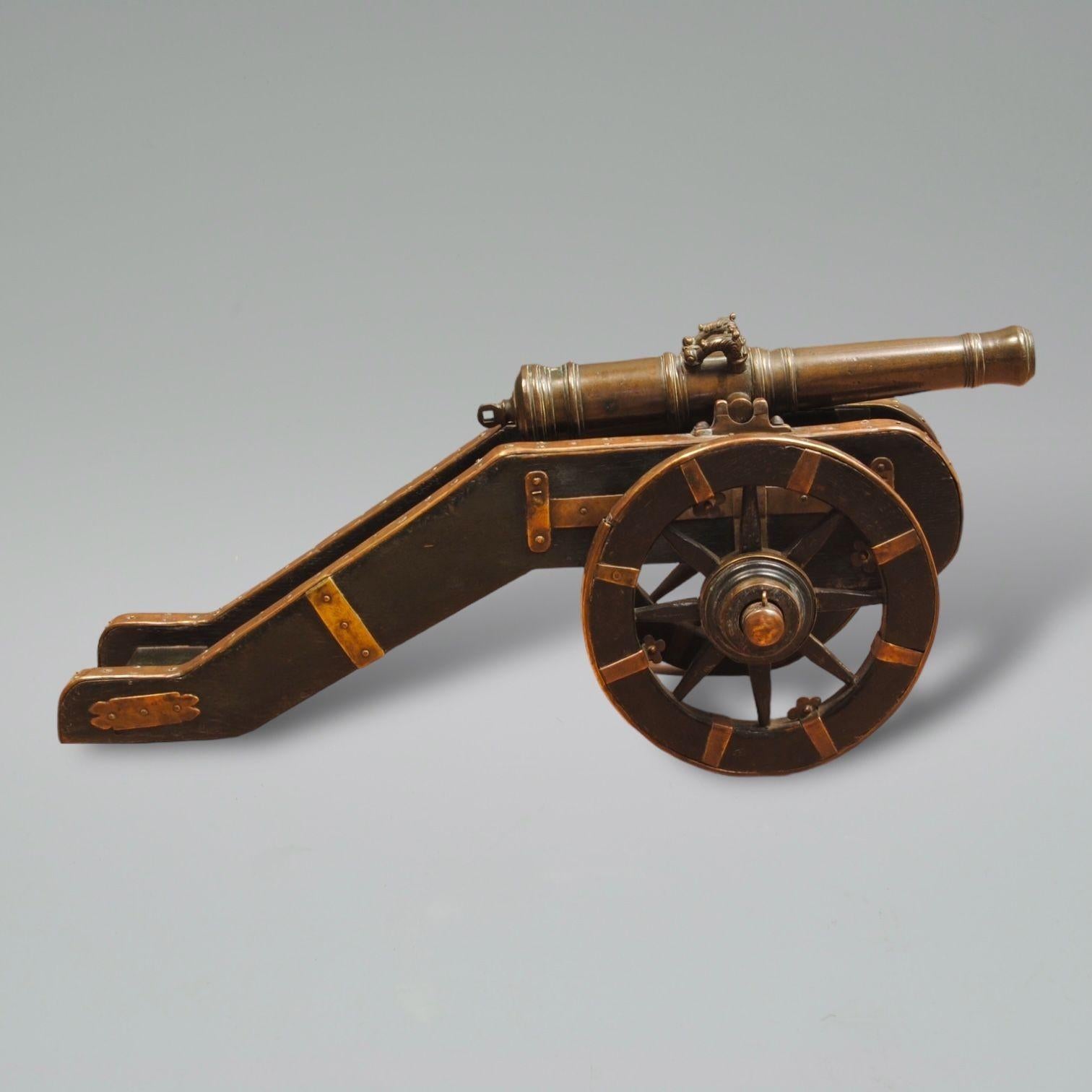 Modèle de canon de campagne en bronze du XVIIIe siècle, monté sur un affût en chêne relié en laiton
Le canon avec des poignées de dauphin et une bonne patiation. Peut-être utilisé à l'origine comme canon de départ