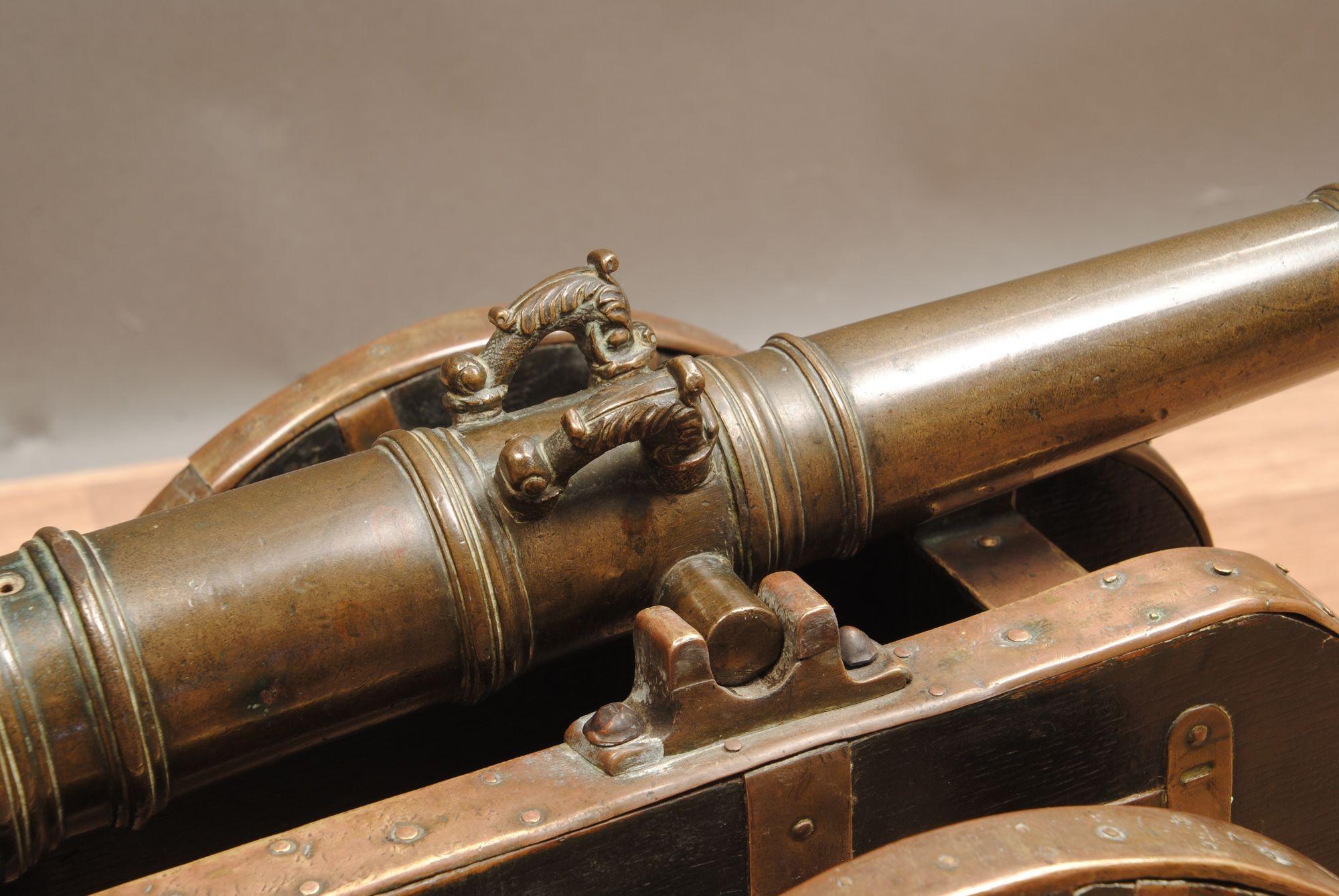 Européen Un modèle de canon de terrain du 18e siècle avec tonneau en bronze en vente