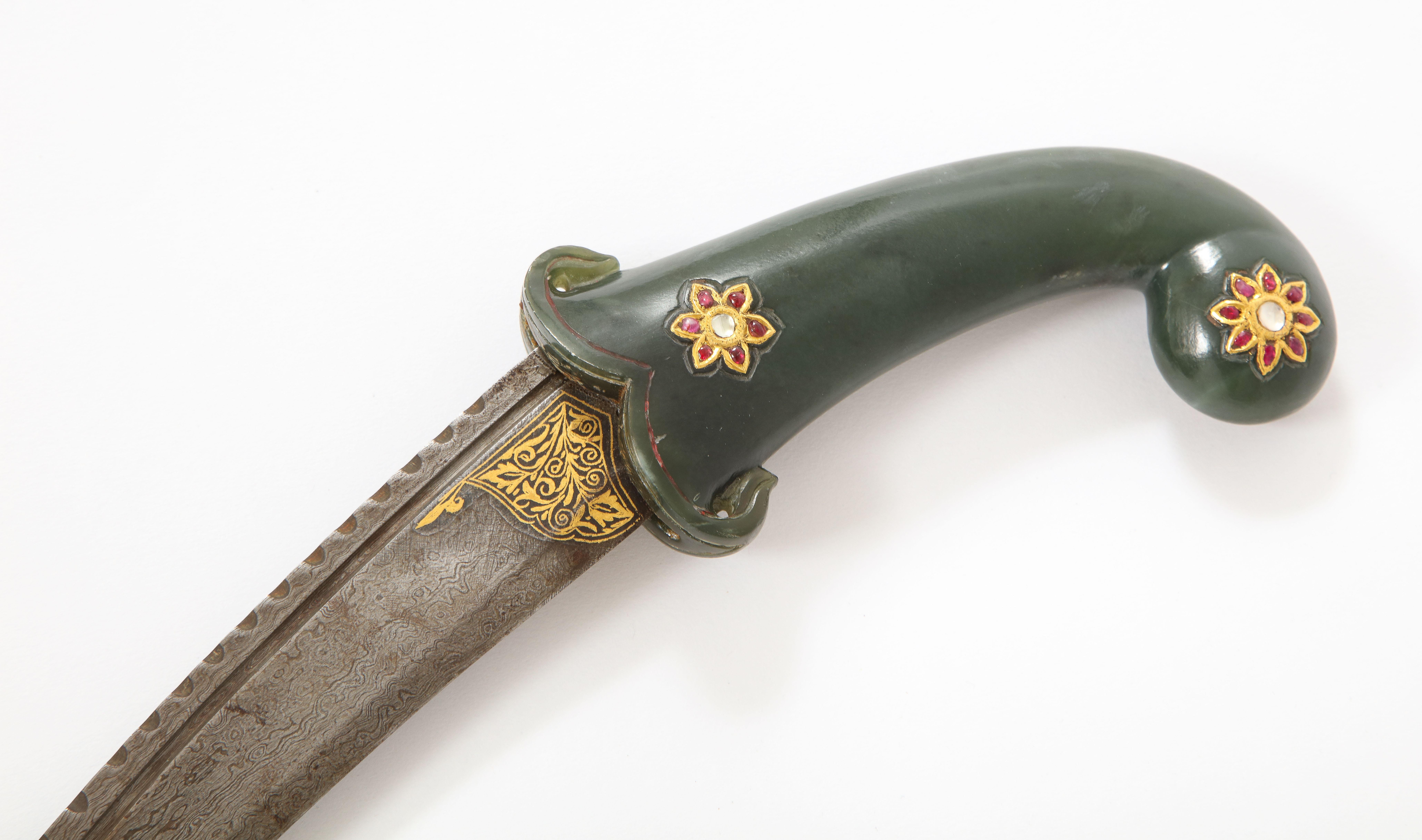 18/19. Jahrhundert Mughal Dynasty Gold und Edelstein verkrustete Jade Dolch (Stahl) im Angebot