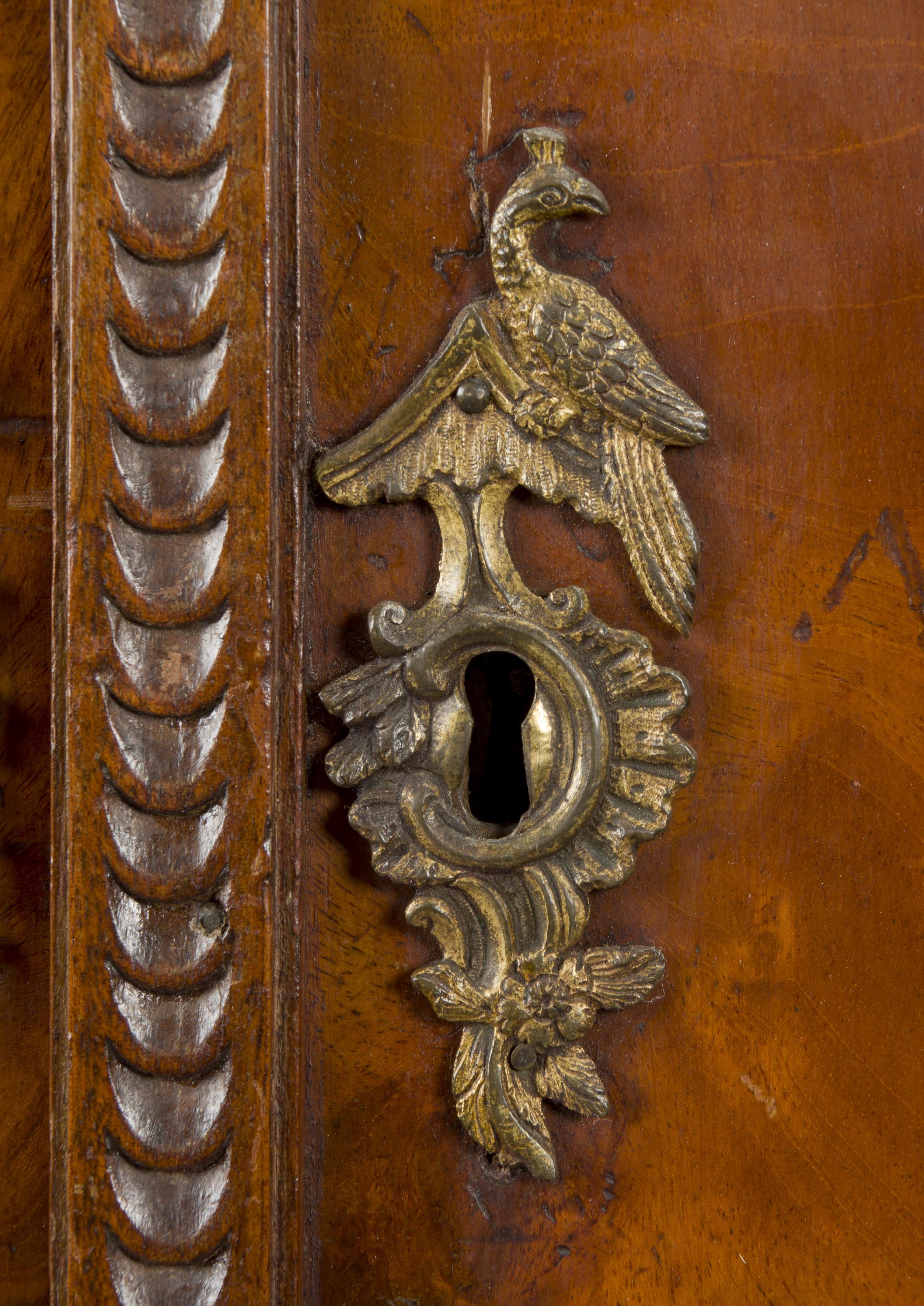 Marqueterie Armoire néoclassique du 18ème siècle en acajou avec marqueterie, vers 1770 en vente