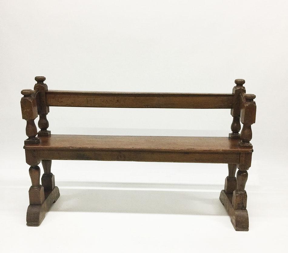 An 18th Century oak hall sofa, bench, settee, Dutch

An 18th Century oak hall sofa, bench, settee with sledge legs and armrests 
The hall bench is made with pin connections

The measurements are 88 cm high, 135 cm wide and the depth is 44