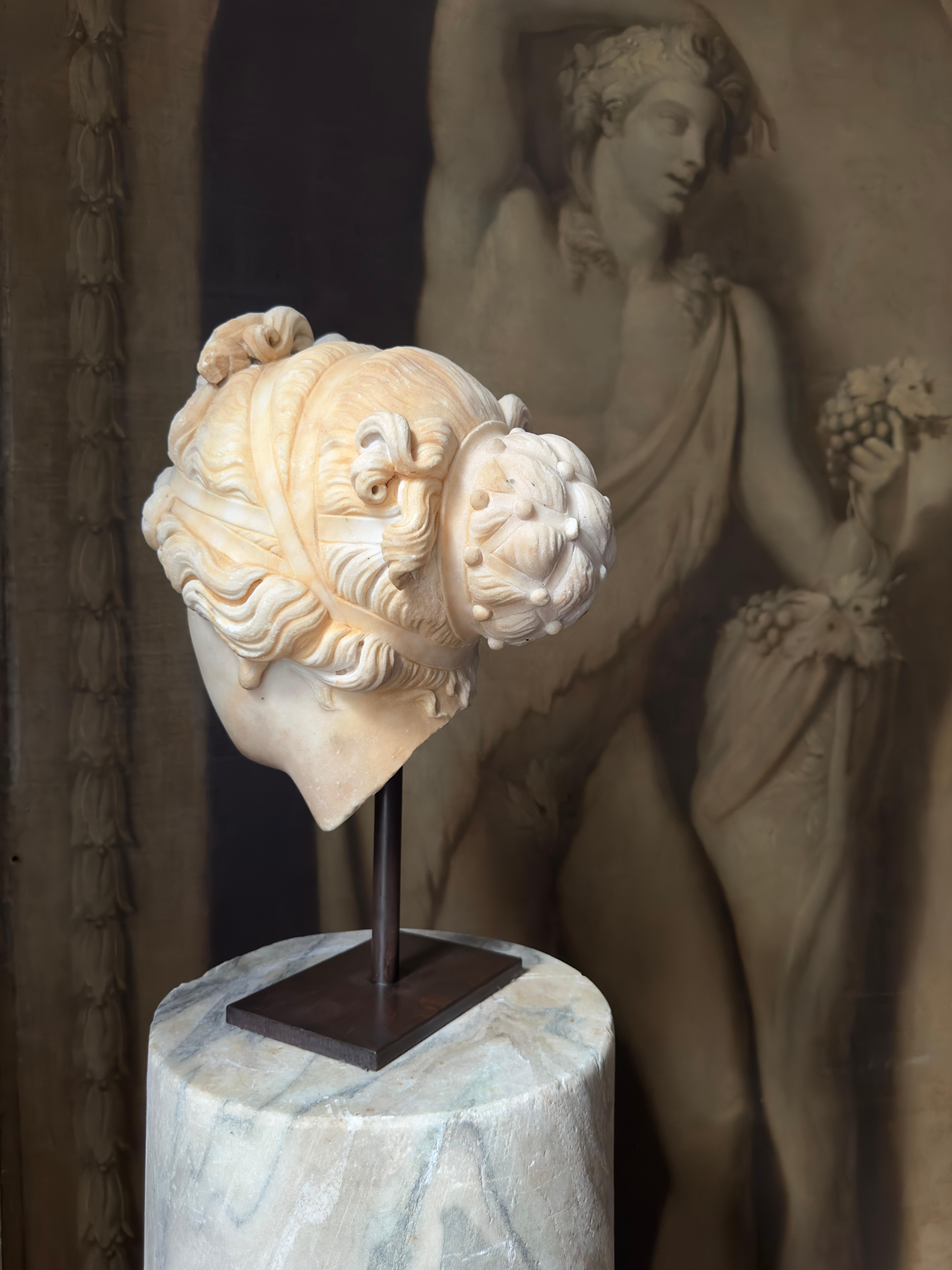 An 18th century or earlier statuary marble head of Venus In Fair Condition For Sale In London, GB