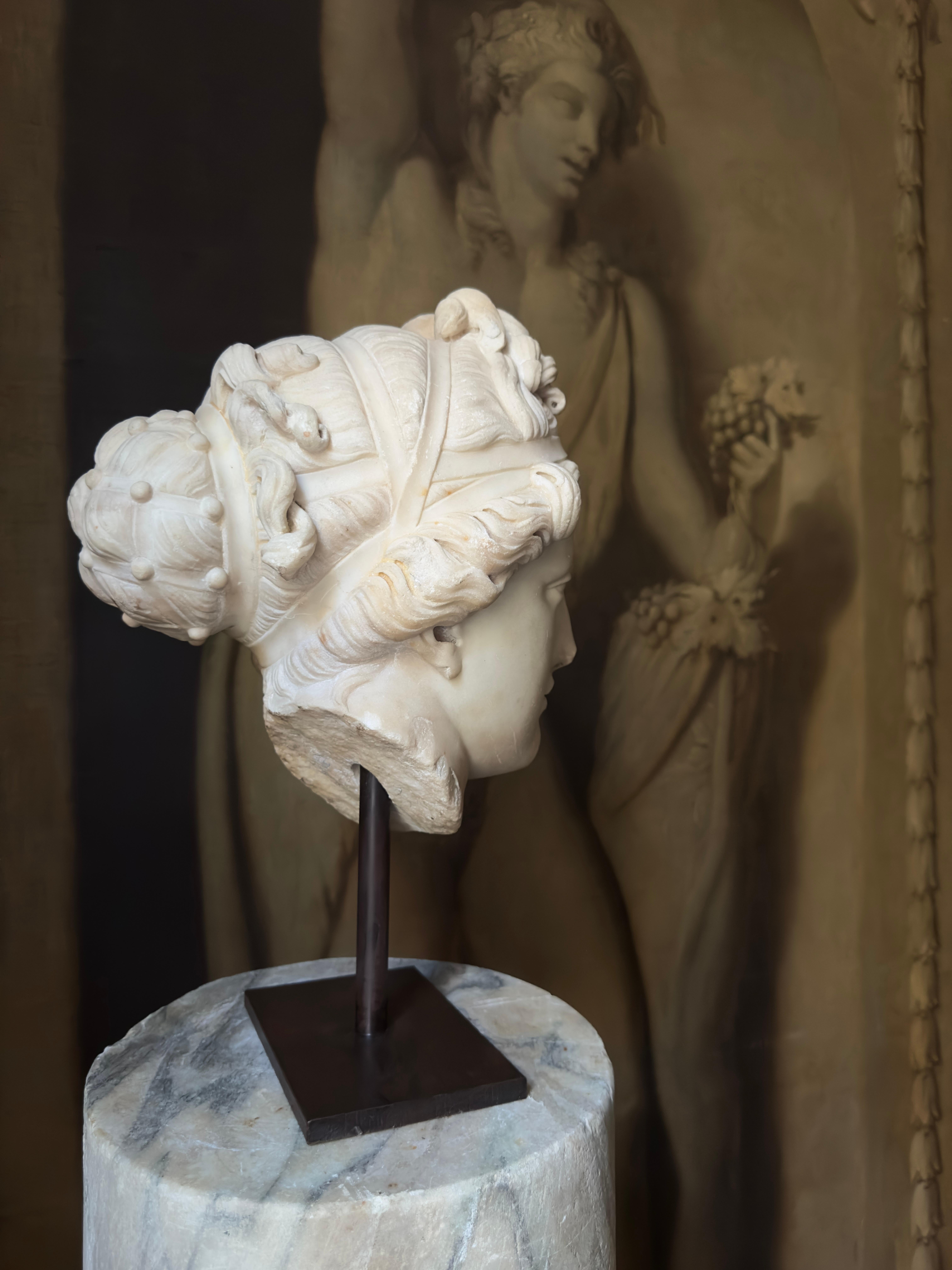 Marble An 18th century or earlier statuary marble head of Venus For Sale