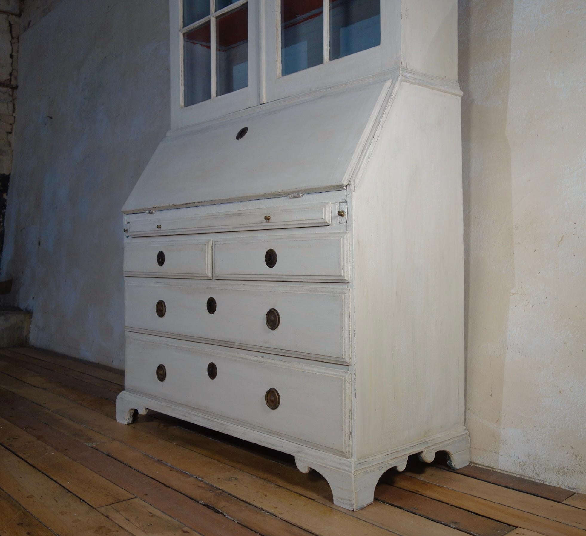 18th Century Painted Gustavian Swedish Bureaux Glazed Bookcase - White  4