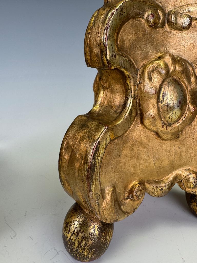 Paire de chandeliers baroques en bois doré du XVIIIe siècle en vente 3