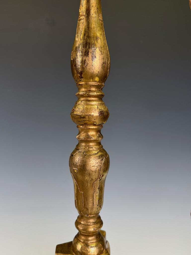 Paire de chandeliers baroques en bois doré du XVIIIe siècle en vente 6