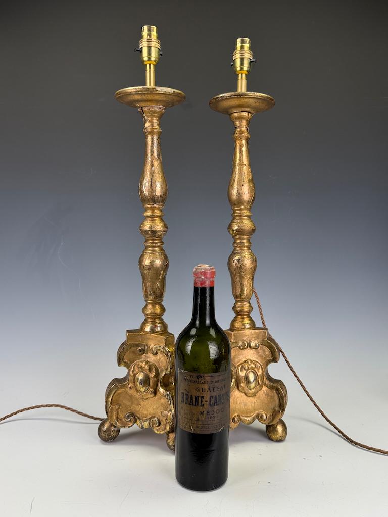 Paire de chandeliers baroques en bois doré du XVIIIe siècle en vente 7
