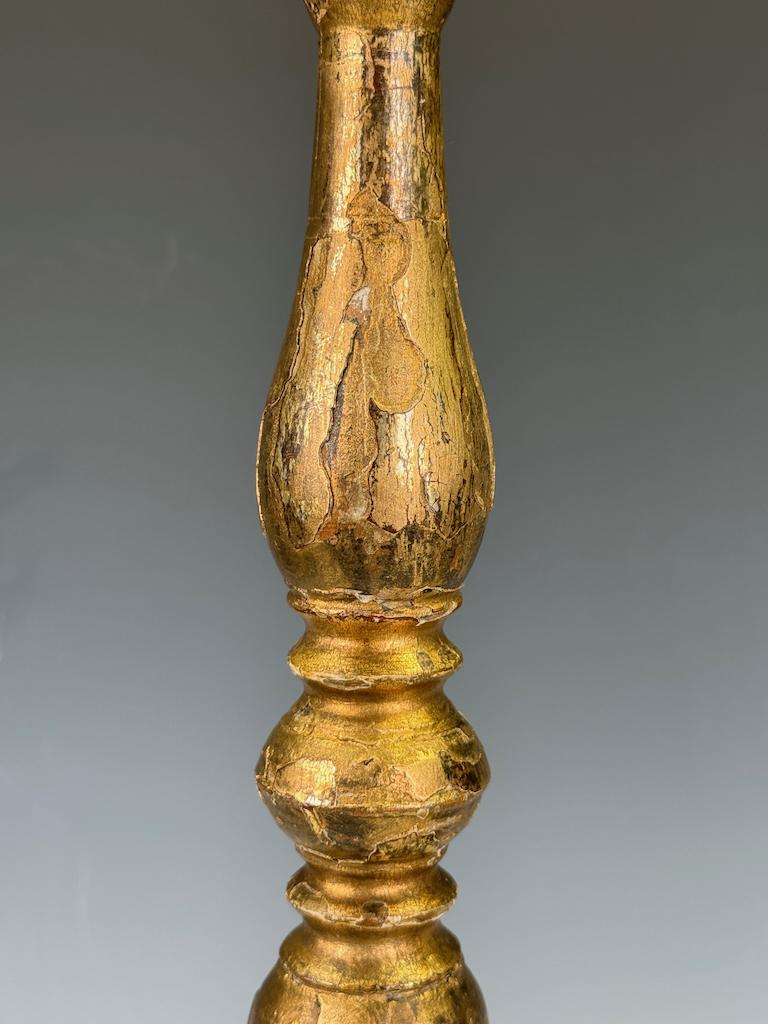 XVIIIe siècle et antérieur Paire de chandeliers baroques en bois doré du XVIIIe siècle en vente