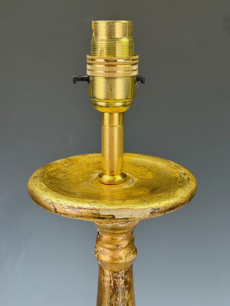 Bois doré Paire de chandeliers baroques en bois doré du XVIIIe siècle en vente