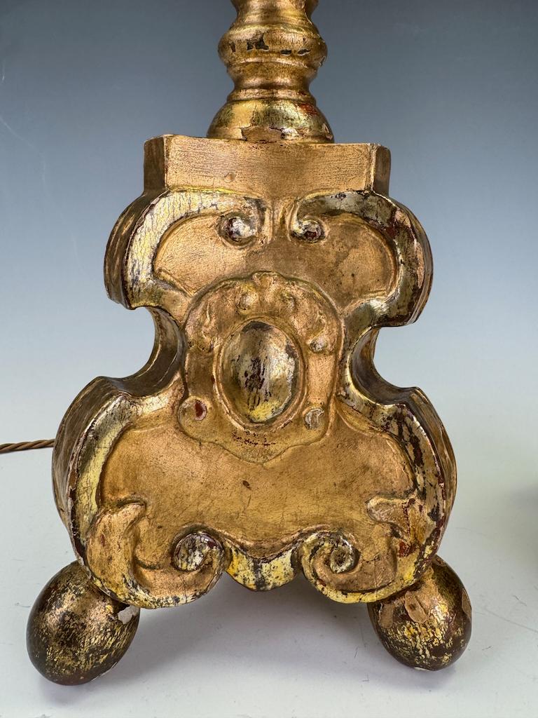 Paire de chandeliers baroques en bois doré du XVIIIe siècle en vente 1