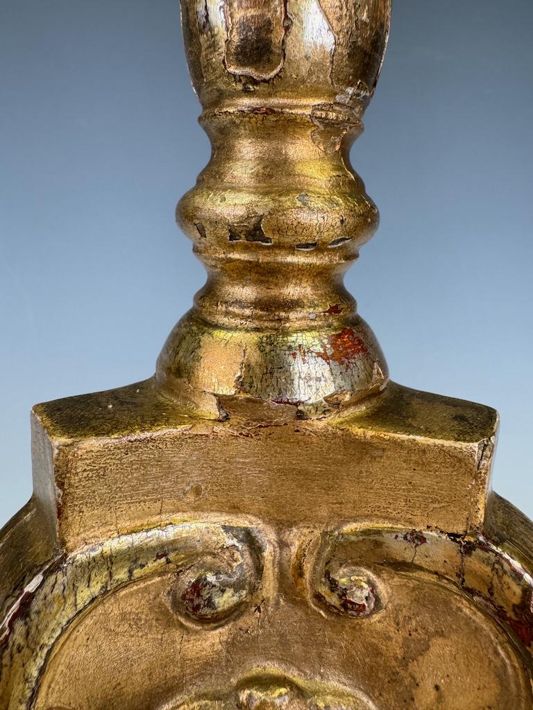 Paire de chandeliers baroques en bois doré du XVIIIe siècle en vente 2