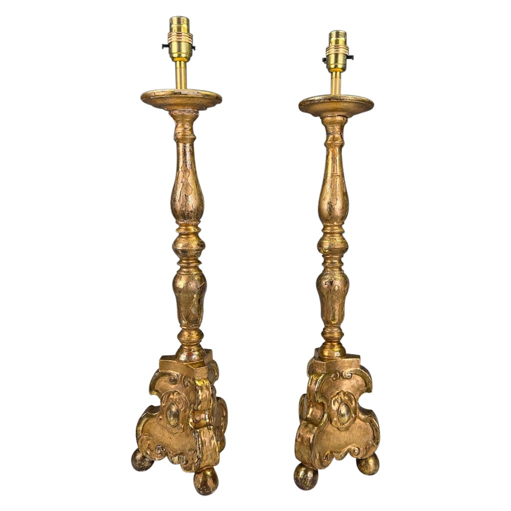 Paire de chandeliers baroques en bois doré du XVIIIe siècle