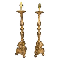 Una coppia di lampade barocche in legno dorato del XVIII secolo