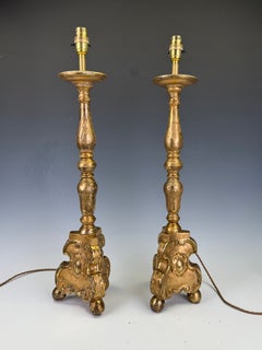 Paire de chandeliers baroques en bois doré du XVIIIe siècle