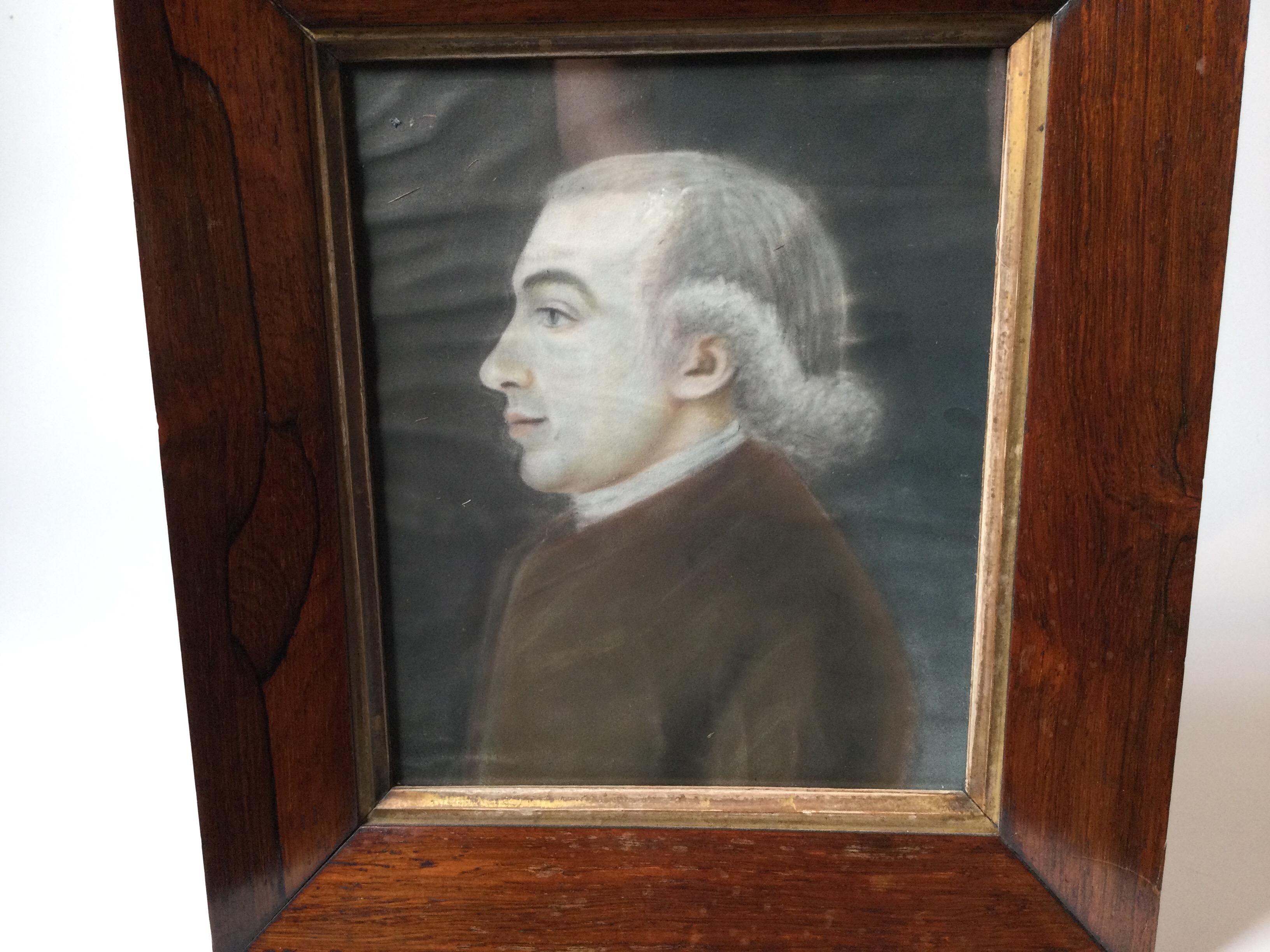 Ein sehr schönes Porträt eines Herrn in einem Palisanderholzrahmen. Auf Papier, unter Glas mit frühem Rahmen. 13 Zoll hoch, 11,5 Zoll breit.