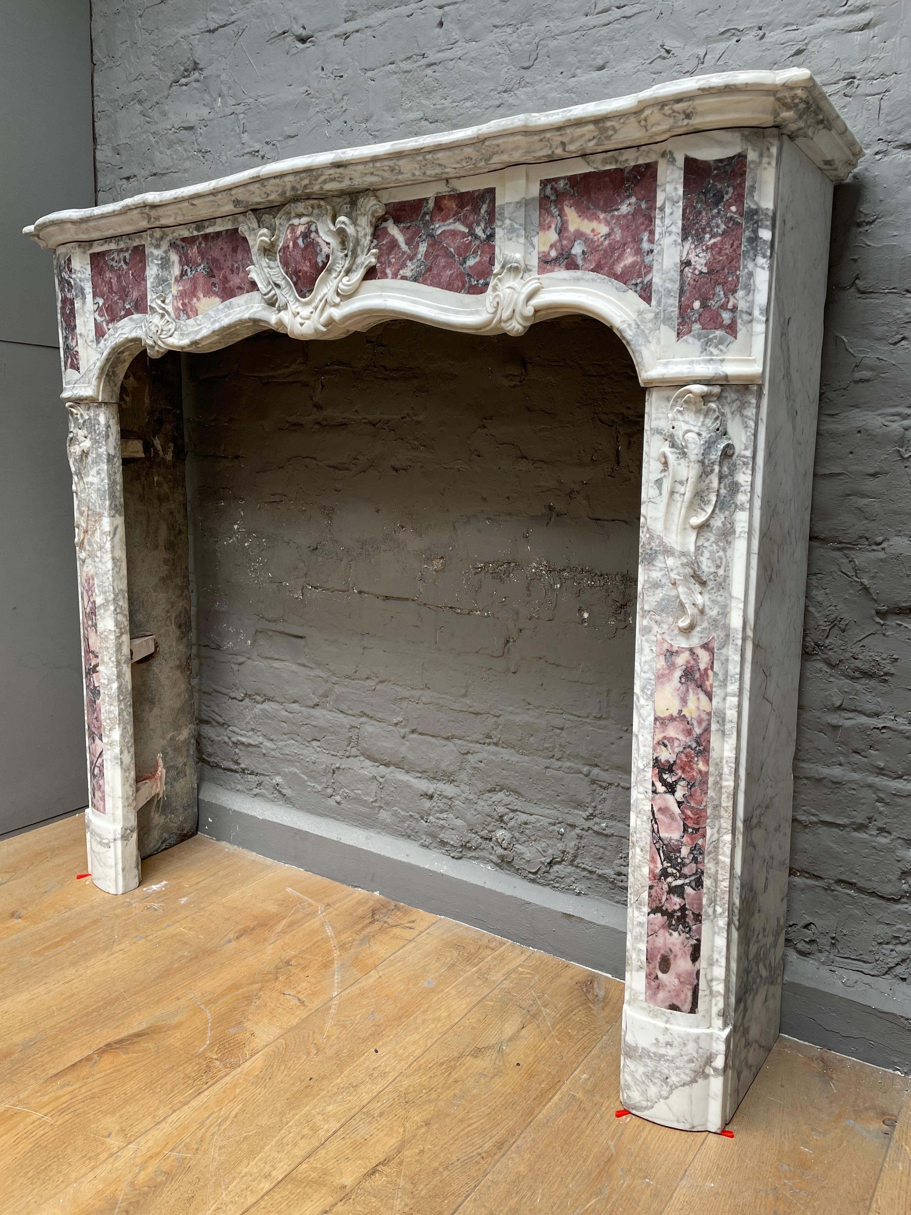 An 18th Century Provincial Louis XV  Style Marble Fireplace Mantel In Good Condition For Sale In London, GB