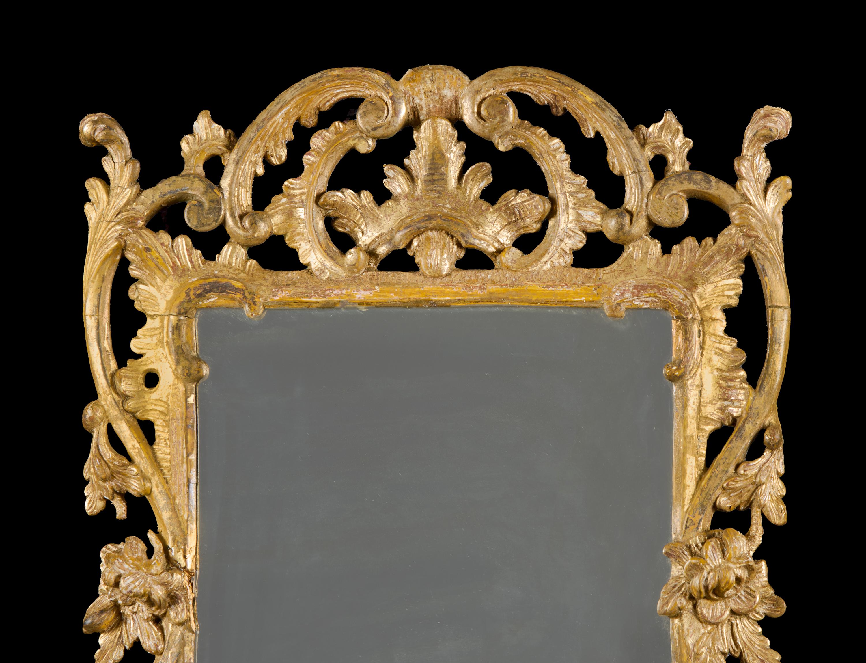 An 18th Century Rococo Giltwood Mirror of Small Scale Jorge III en venta