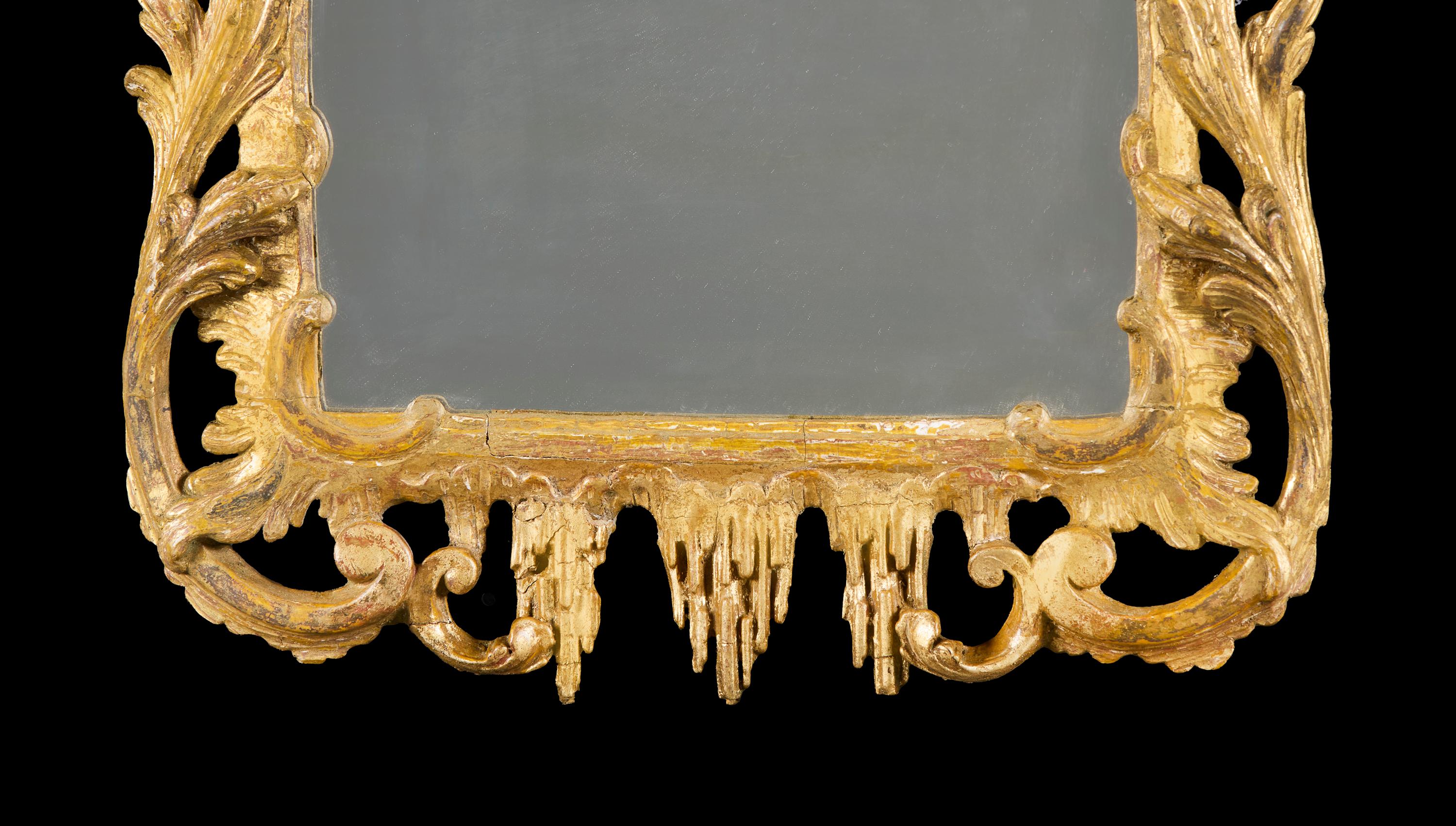 An 18th Century Rococo Giltwood Mirror of Small Scale Inglés en venta