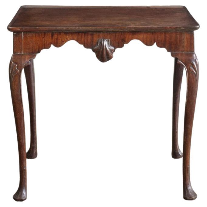 Tavolo d'argento del XVIII secolo di colore eccezionale, con fregio centrale a conchiglia, su gambe cabriole intagliate.

Altezza: 71,5 cm, 28 1/8″
Larghezza: 77 cm, 30 1/4
Profondità: 52 cm, 20 1/2″