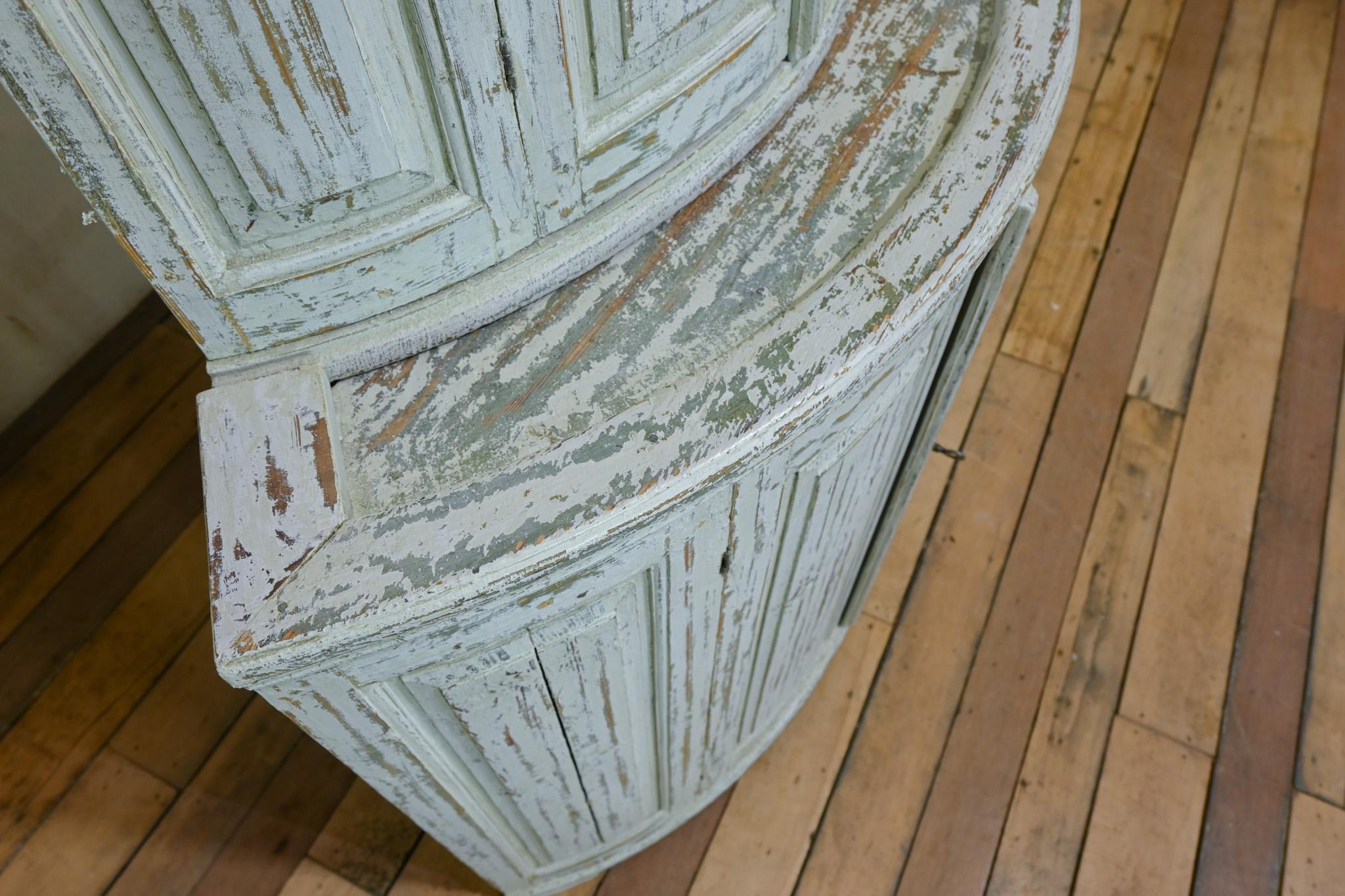 An 18th Century Swedish Gustavian Corner Cupboard For Sale 4