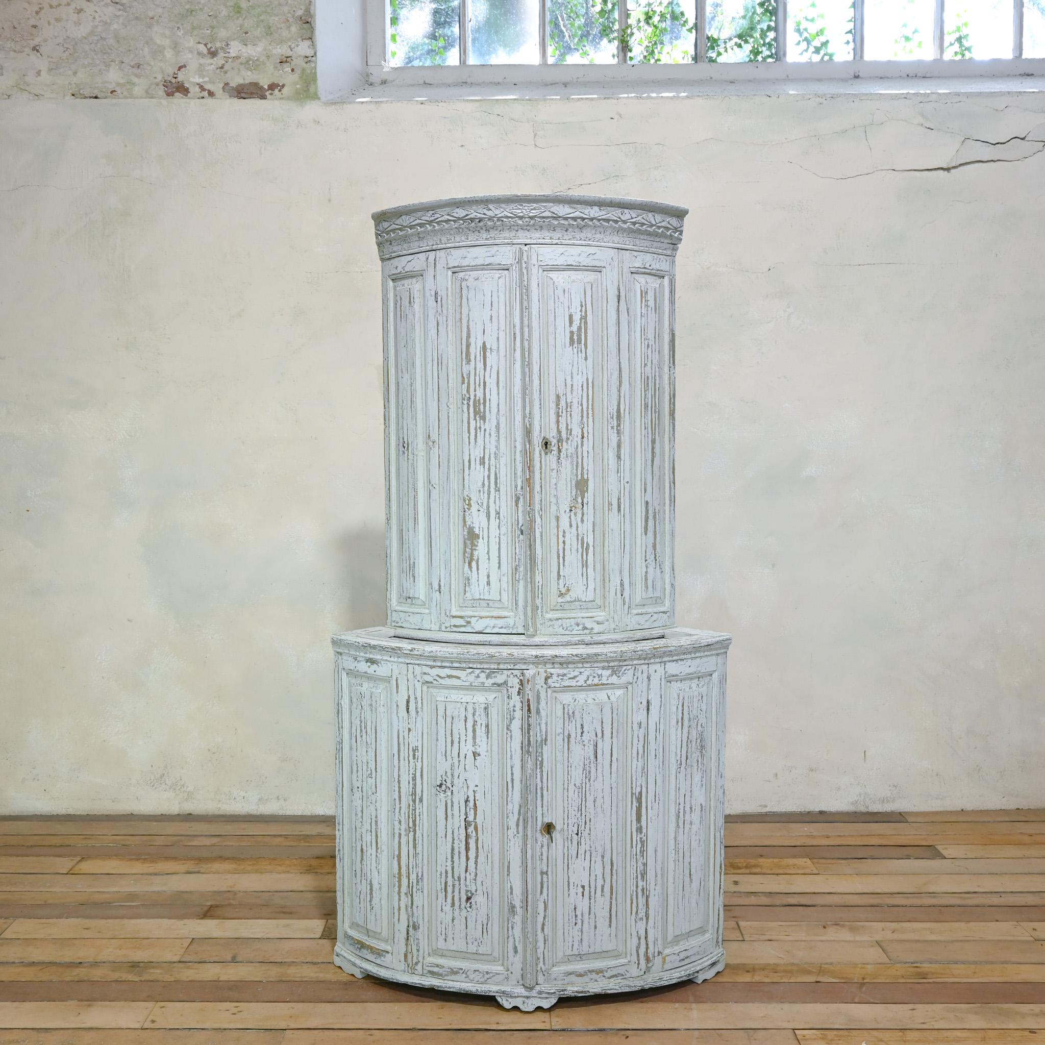 An 18th Century Swedish Gustavian Corner Cupboard For Sale 10