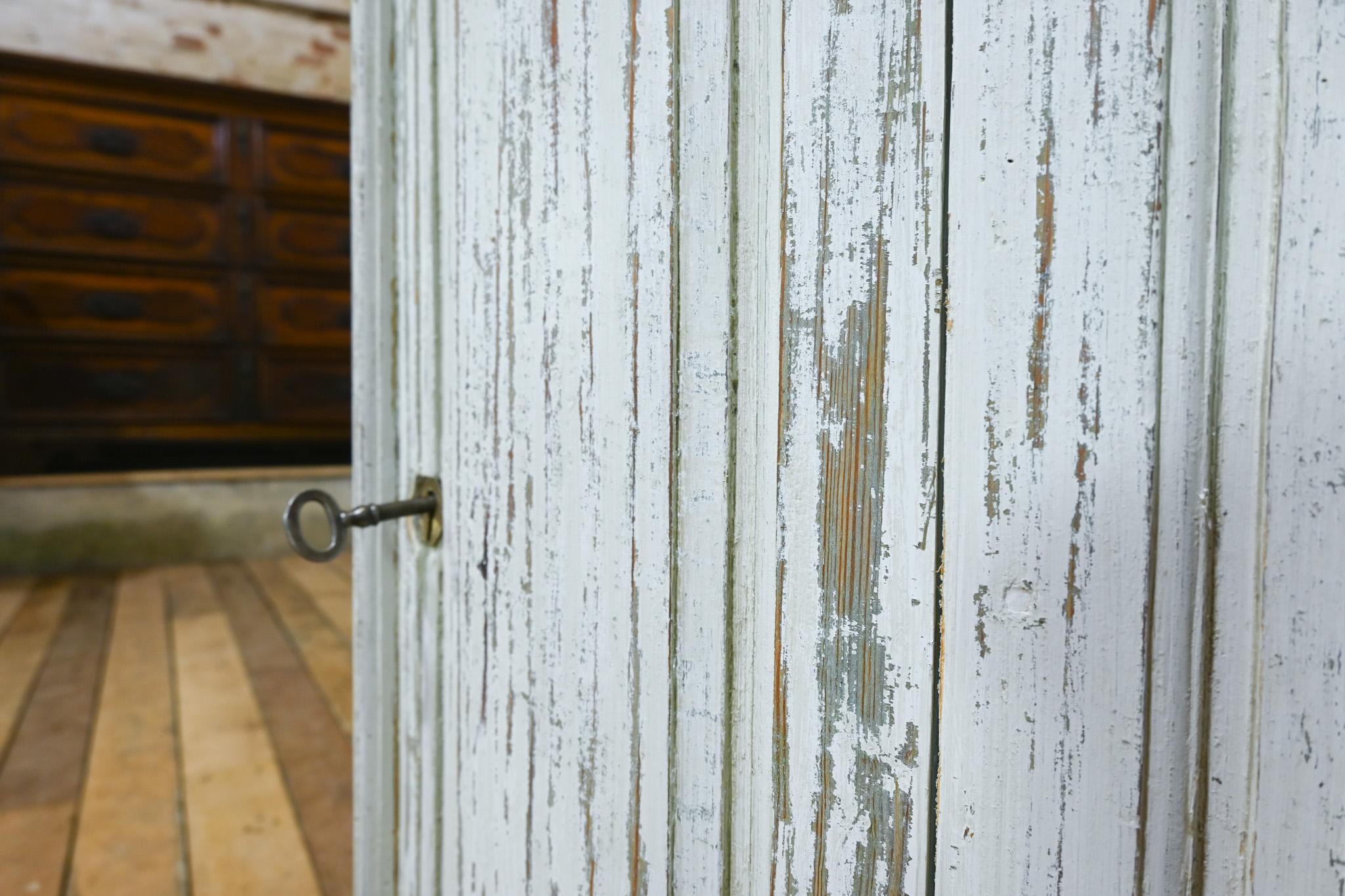An 18th Century Swedish Gustavian Corner Cupboard For Sale 2