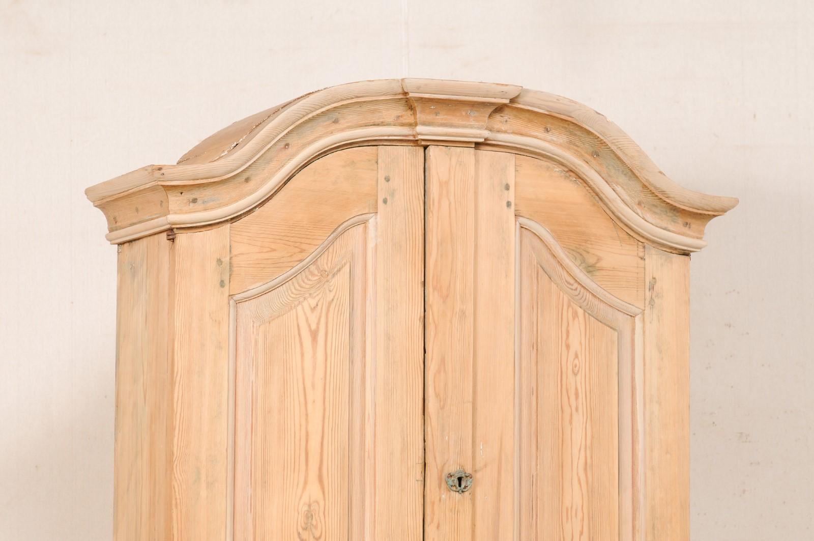 Rococo Armoire d'armoire en bois de Cornice à fronton rococo du 18ème siècle de la période suédoise en vente