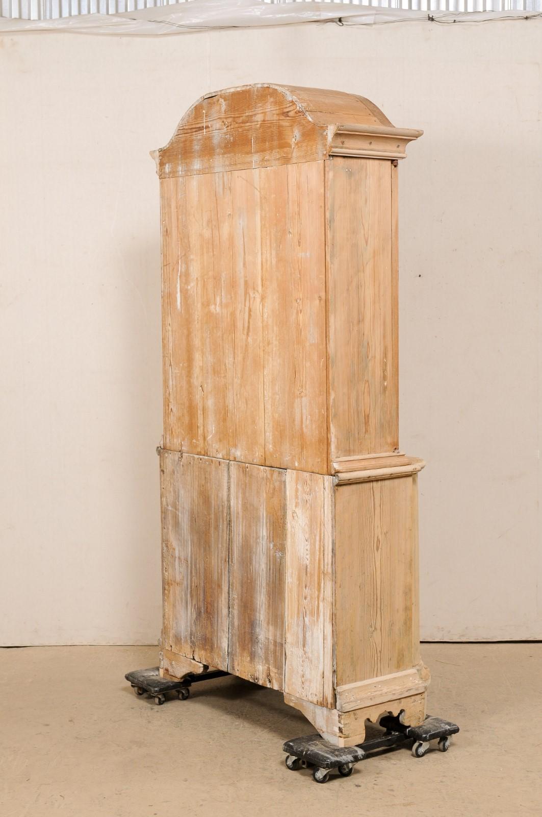 XVIIIe siècle et antérieur Armoire d'armoire en bois de Cornice à fronton rococo du 18ème siècle de la période suédoise en vente