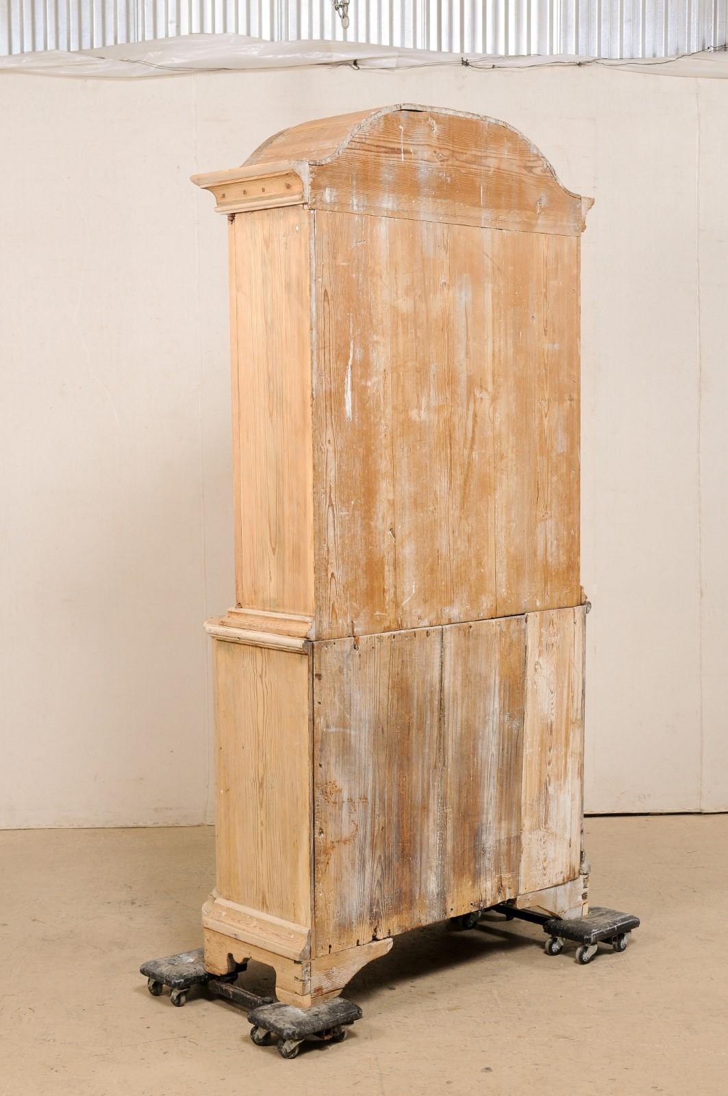 Armoire d'armoire en bois de Cornice à fronton rococo du 18ème siècle de la période suédoise en vente 1