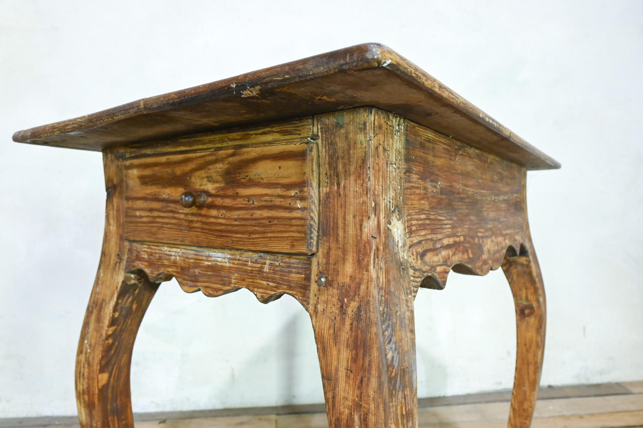 Pine An 18th Century Swedish Rococo Painted Side Table / Desk For Sale
