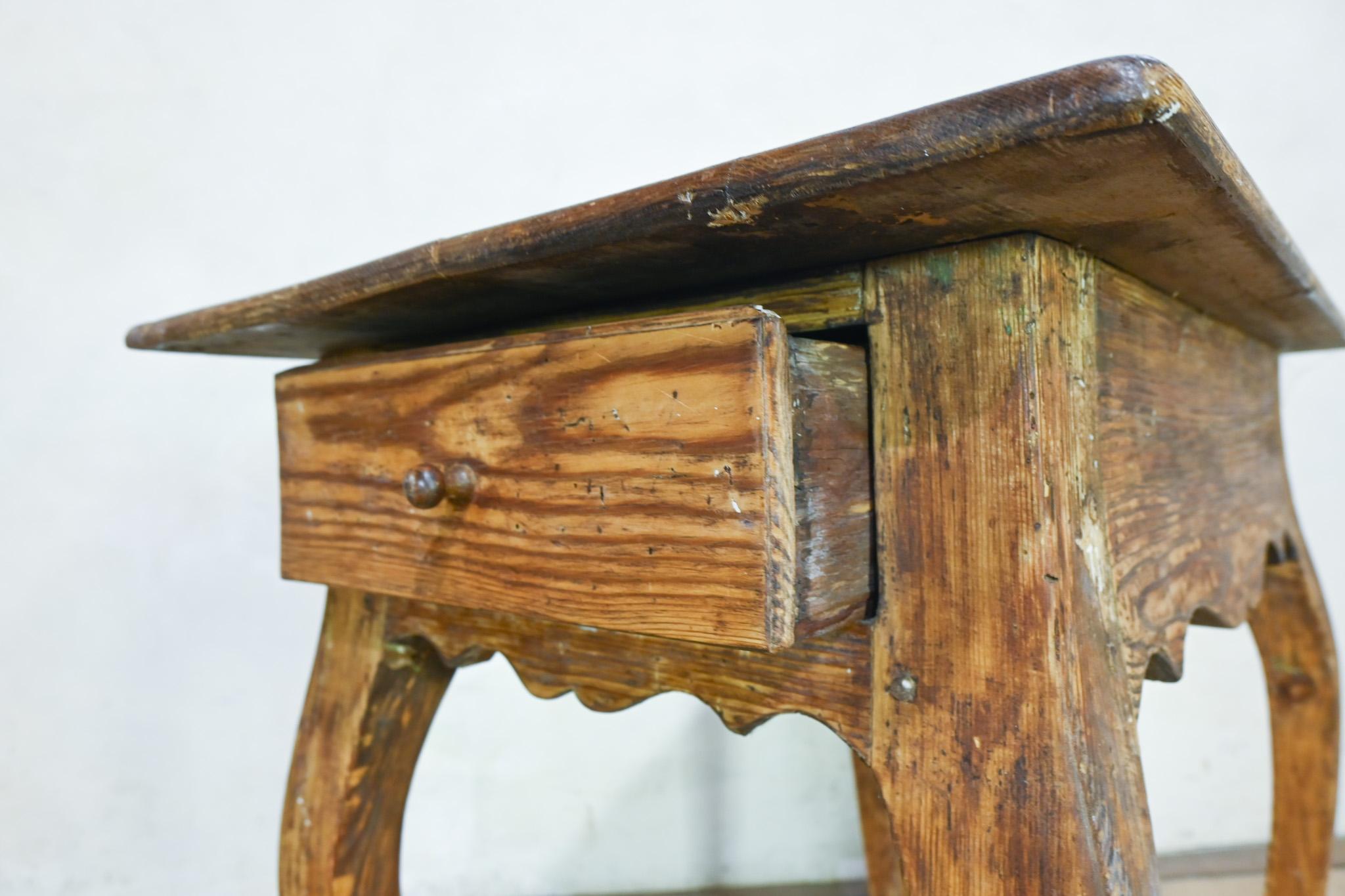 An 18th Century Swedish Rococo Painted Side Table / Desk For Sale 2
