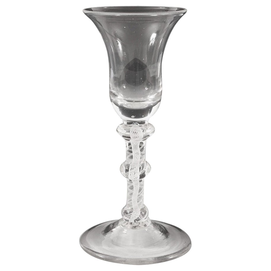 Un verre à vin opaque à trois nœuds du 18ème siècle, vers 1760