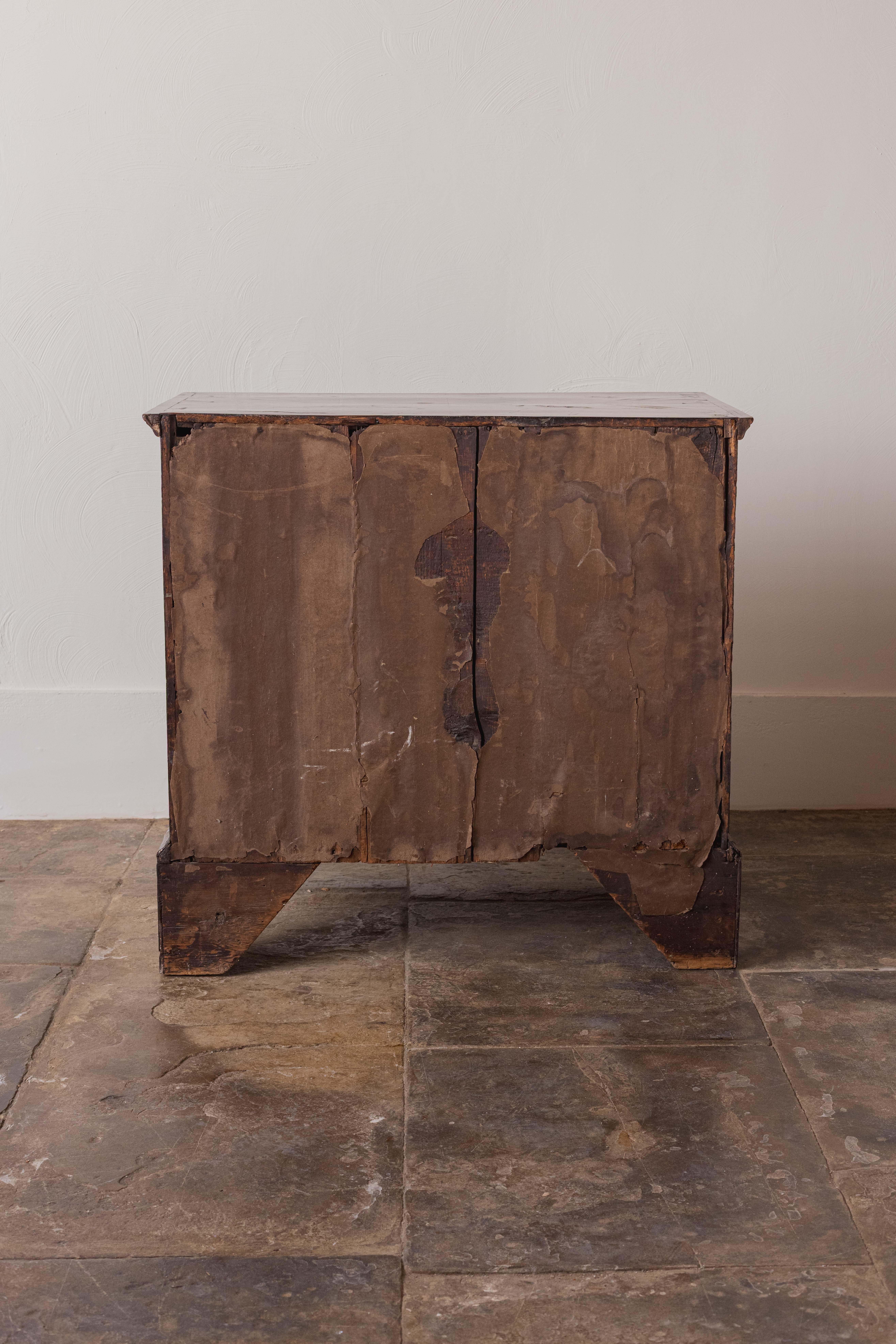 An 18th Century Walnut Chest of Drawers For Sale 6