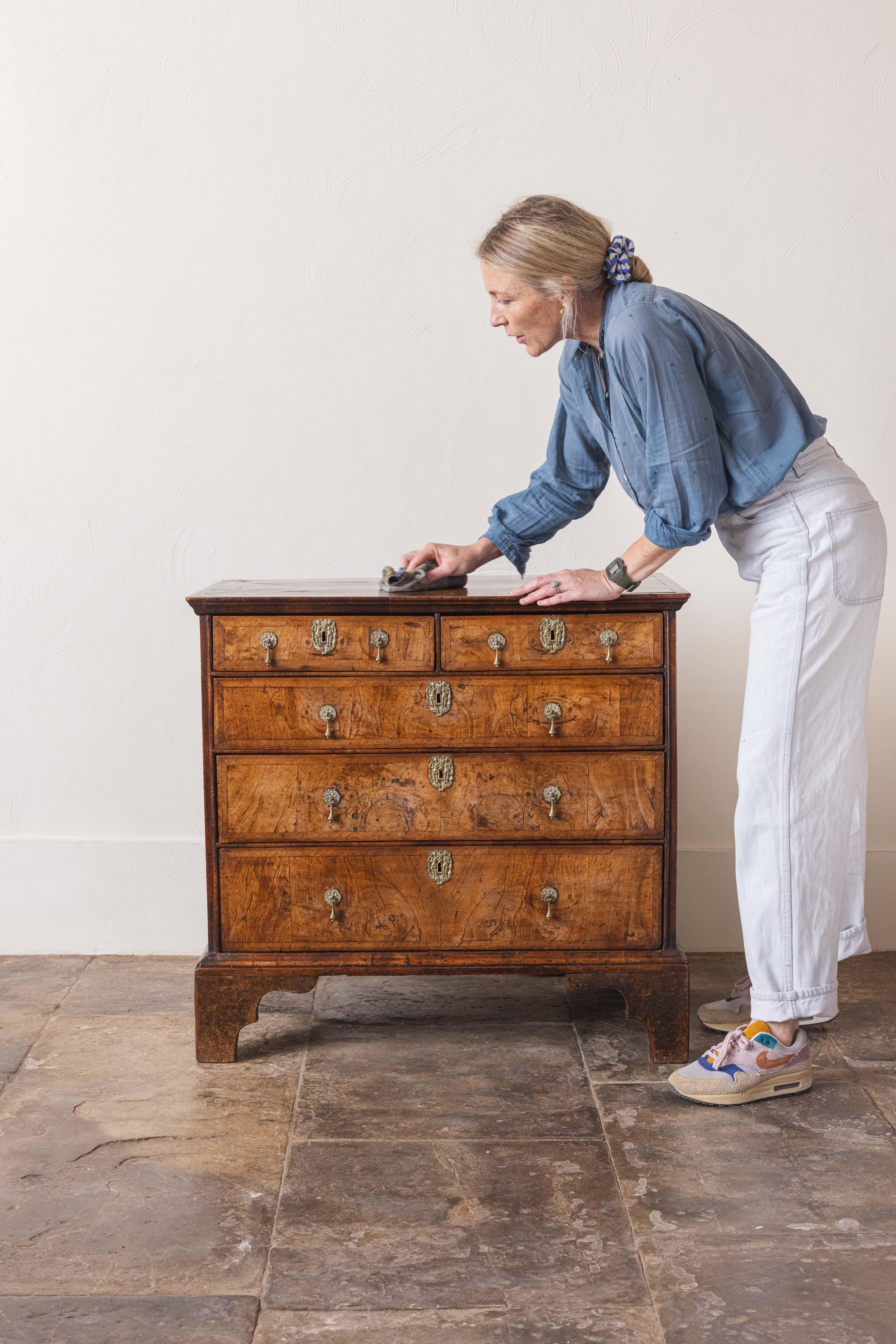 A superb early 18th century burr walnut chest of drawers, the top with feather-banded edge above a pair of short drawers and three graduated long drawers. Raised on shaped bracket feet and veneered throughout in richly figured burr walnut with
