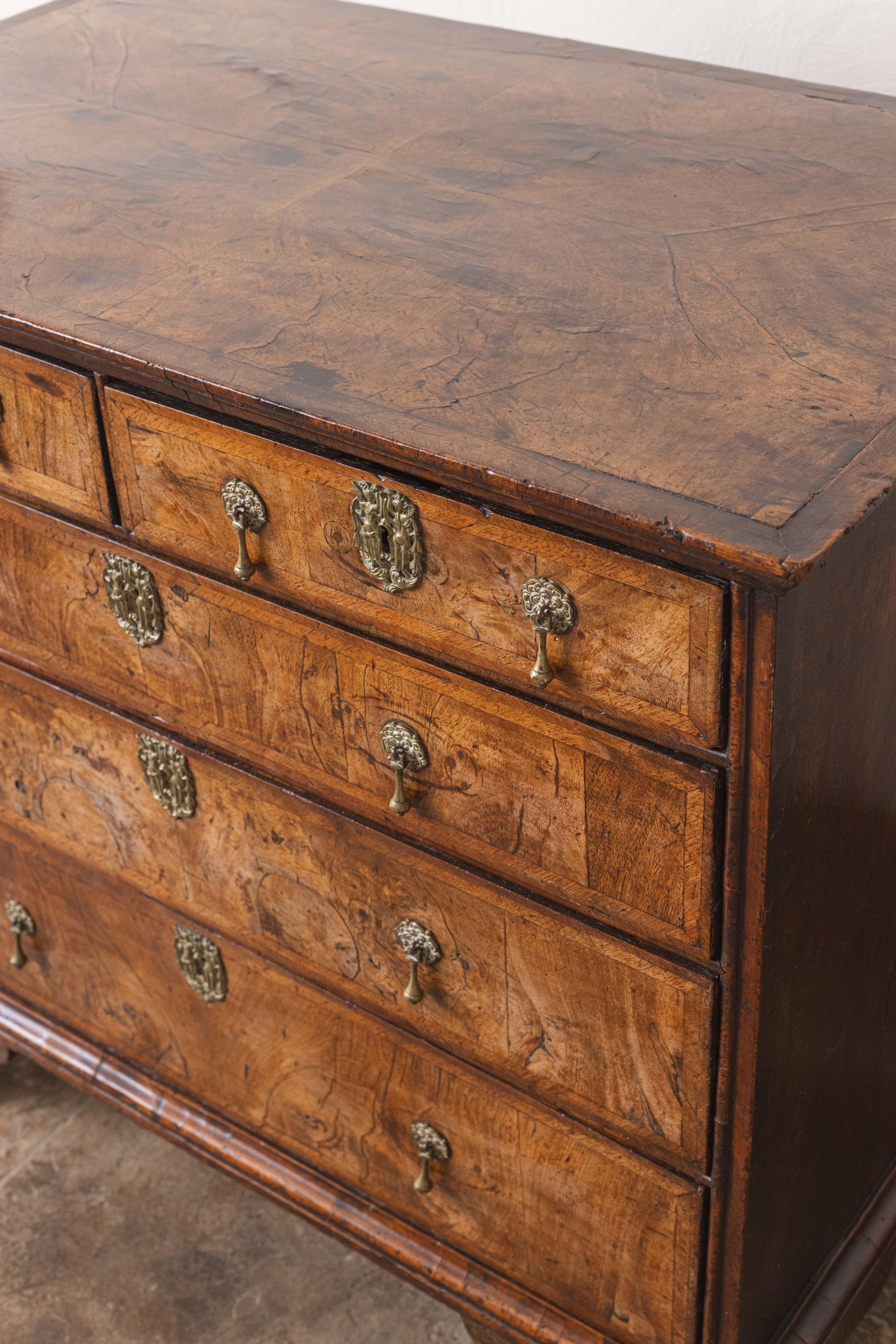 An 18th Century Walnut Chest of Drawers In Good Condition For Sale In Shipston-On-Stour, GB