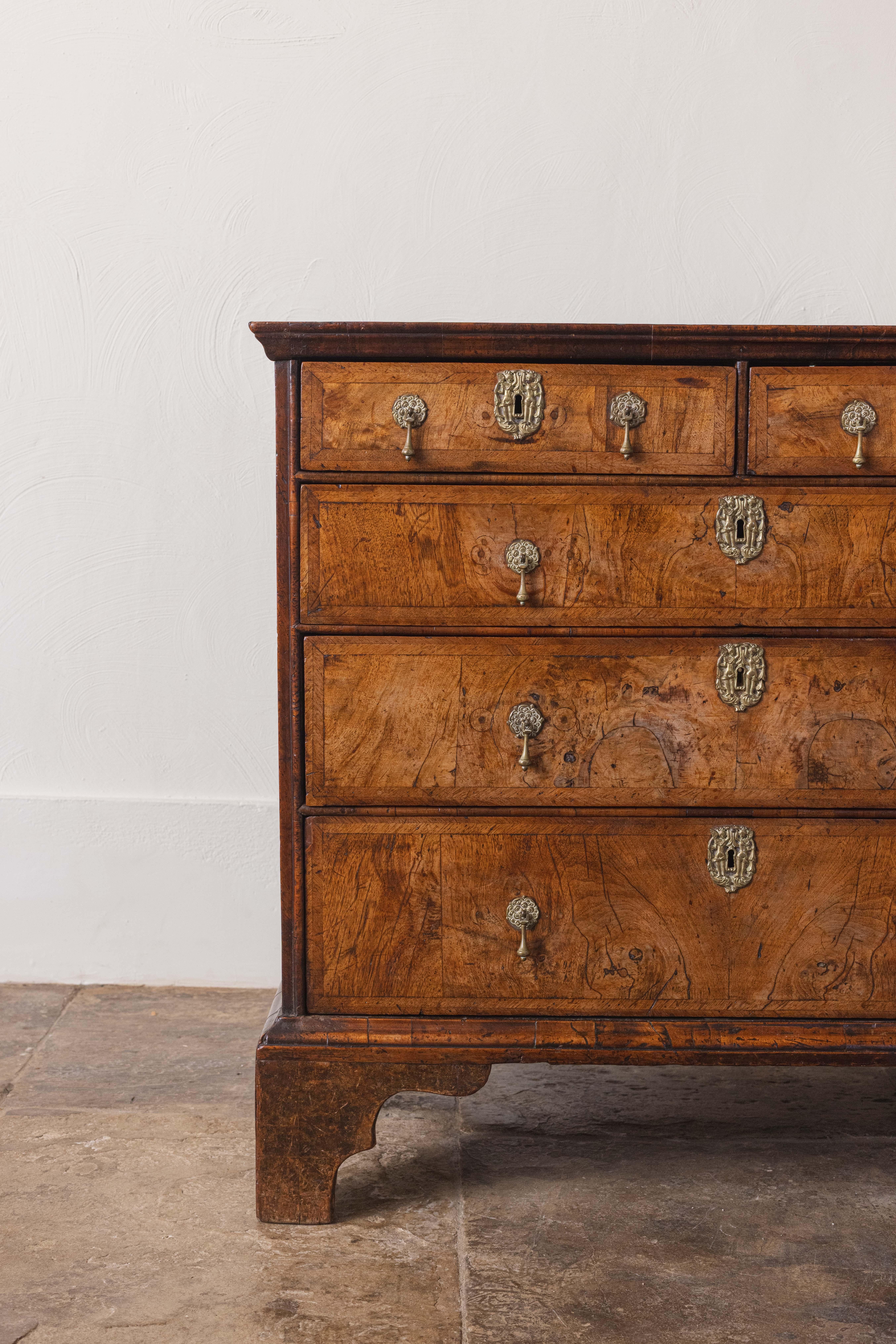 An 18th Century Walnut Chest of Drawers For Sale 1